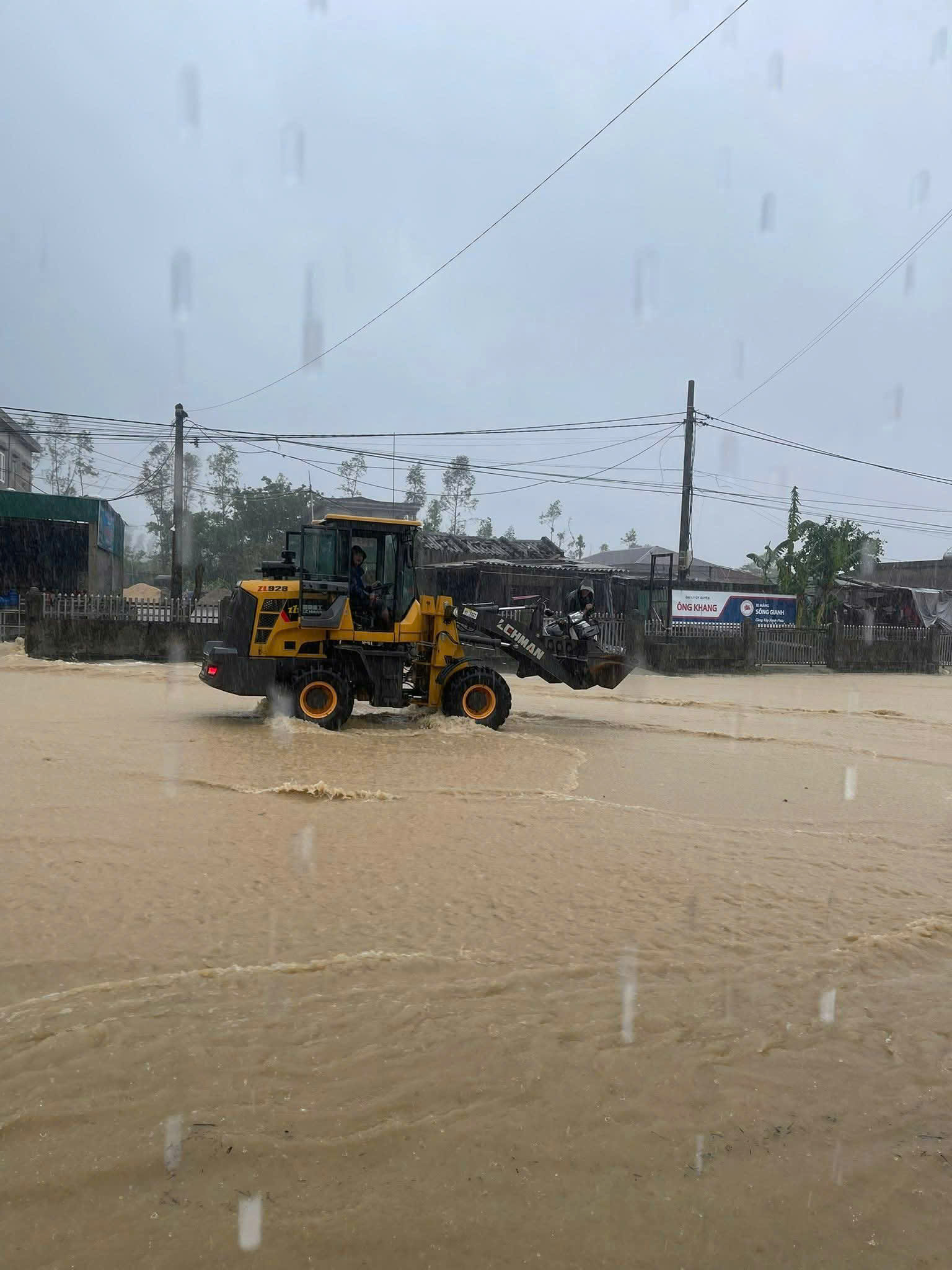 Mưa lớn ở Hà Tĩnh khiến hàng trăm hộ dân phải sơ tán khẩn cấp - Ảnh 3. Mưa lớn ở Hà Tĩnh khiến hàng trăm hộ dân phải sơ tán khẩn cấp - Ảnh 3.
