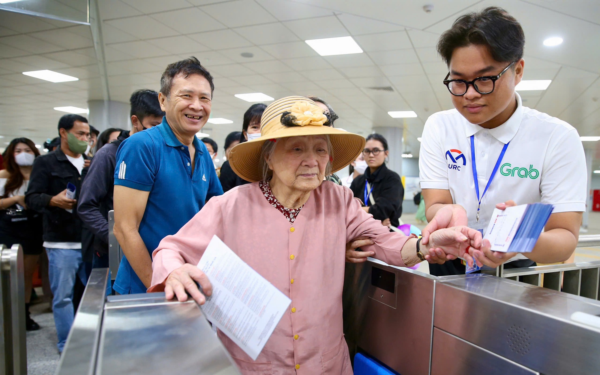 Người dân sắp dễ dàng lên xuống metro số 1 nhờ điều này - Ảnh 2.