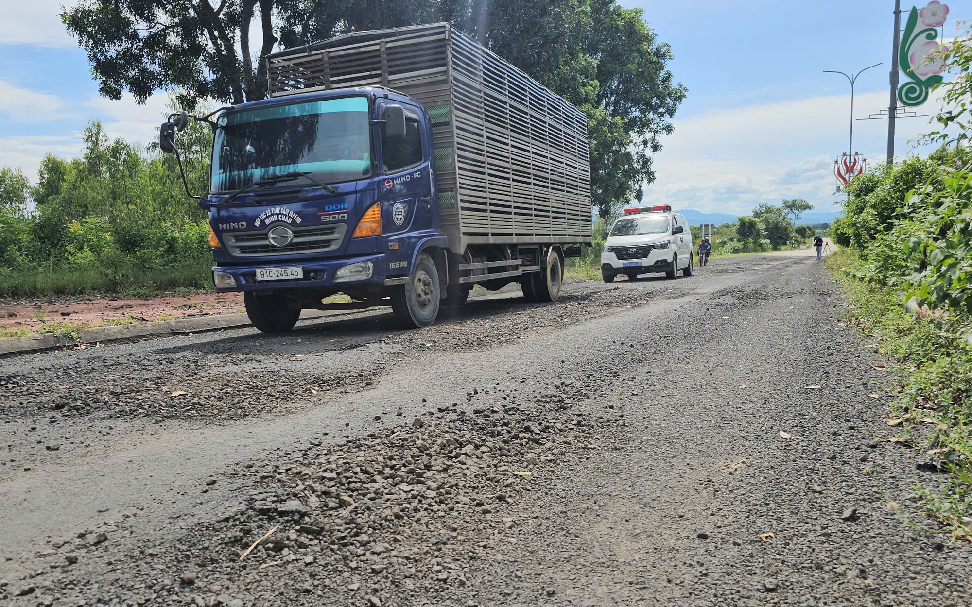 Đường nội thị Ia Pa vừa sửa đã hỏng: Đầu tư manh mún , tạm bợ - Ảnh 2. Đường nội thị Ia Pa vừa sửa đã hỏng: Đầu tư manh mún , tạm bợ - Ảnh 2.