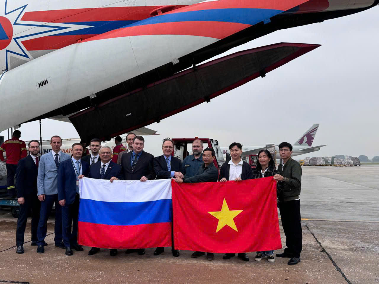 VIDEO: Máy bay Bộ Tình trạng Khẩn cấp Liên bang Nga chở hàng viện trợ nhân đạo tới Việt Nam - Ảnh 13.