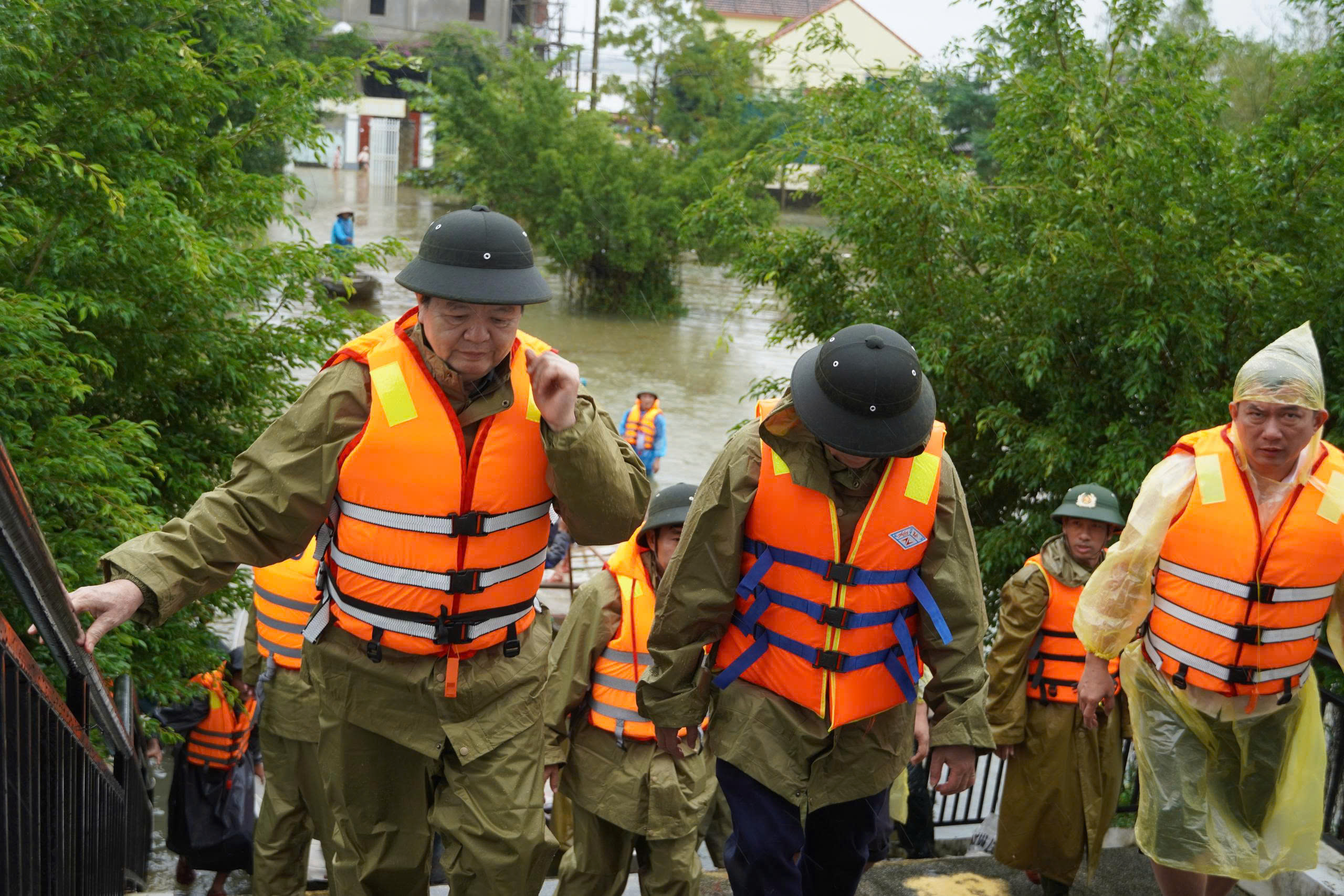 Phó Thủ tướng thăm người dân Quảng Trị giữa lũ lụt khắc nghiệt - Ảnh 1. Phó Thủ tướng thăm người dân Quảng Trị giữa lũ lụt khắc nghiệt - Ảnh 1.