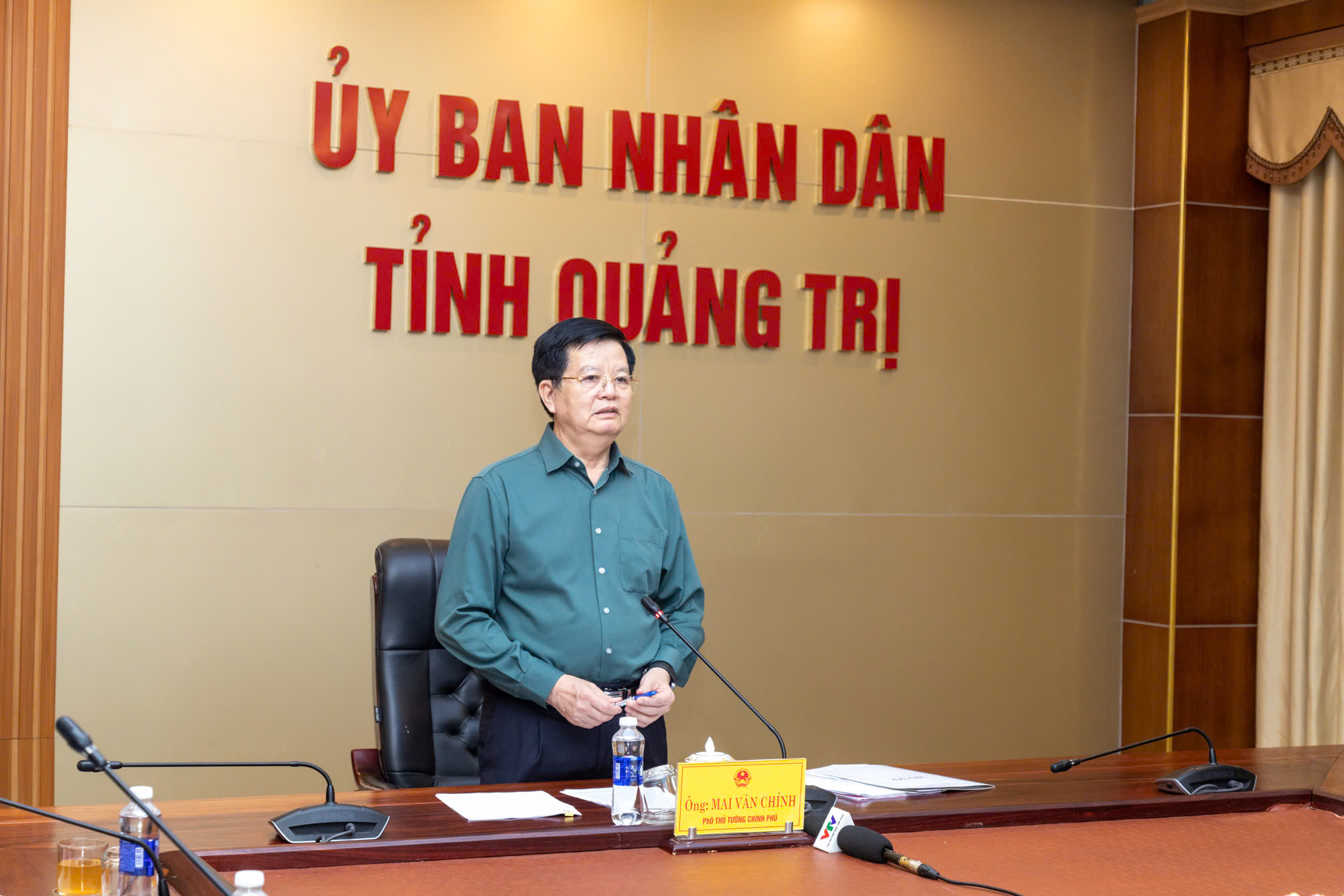 Phó Thủ tướng thăm người dân Quảng Trị giữa lũ lụt khắc nghiệt - Ảnh 2. Phó Thủ tướng thăm người dân Quảng Trị giữa lũ lụt khắc nghiệt - Ảnh 2.