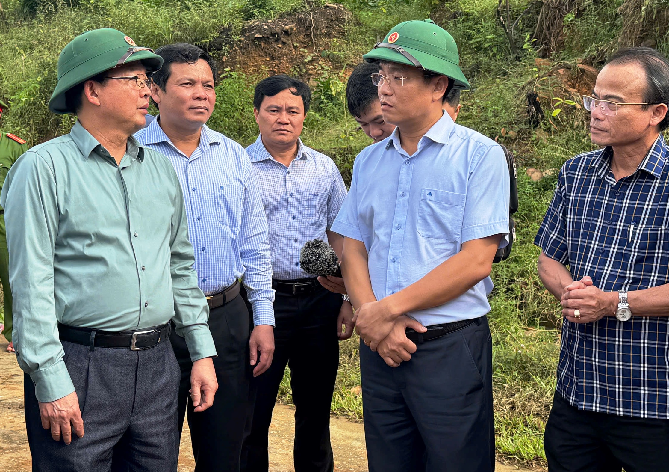 Phó Thủ tướng Hồ Quốc Dũng kiểm tra công tác khắc phục sạt lở tại Quảng Ngãi - Ảnh 1.