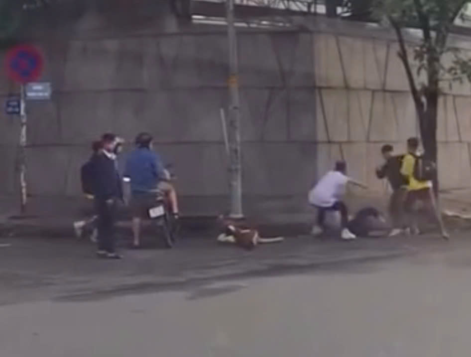 Truy xét nhóm học sinh đánh nhau tại giao lộ Dương Văn an ở TP HCM - Ảnh 1. Truy xét nhóm học sinh đánh nhau tại giao lộ Dương Văn an ở TP HCM - Ảnh 1.