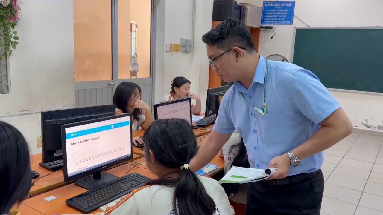 Ráo riết đào tạo đội ngũ giáo viên tiếng Anh - Ảnh 1.