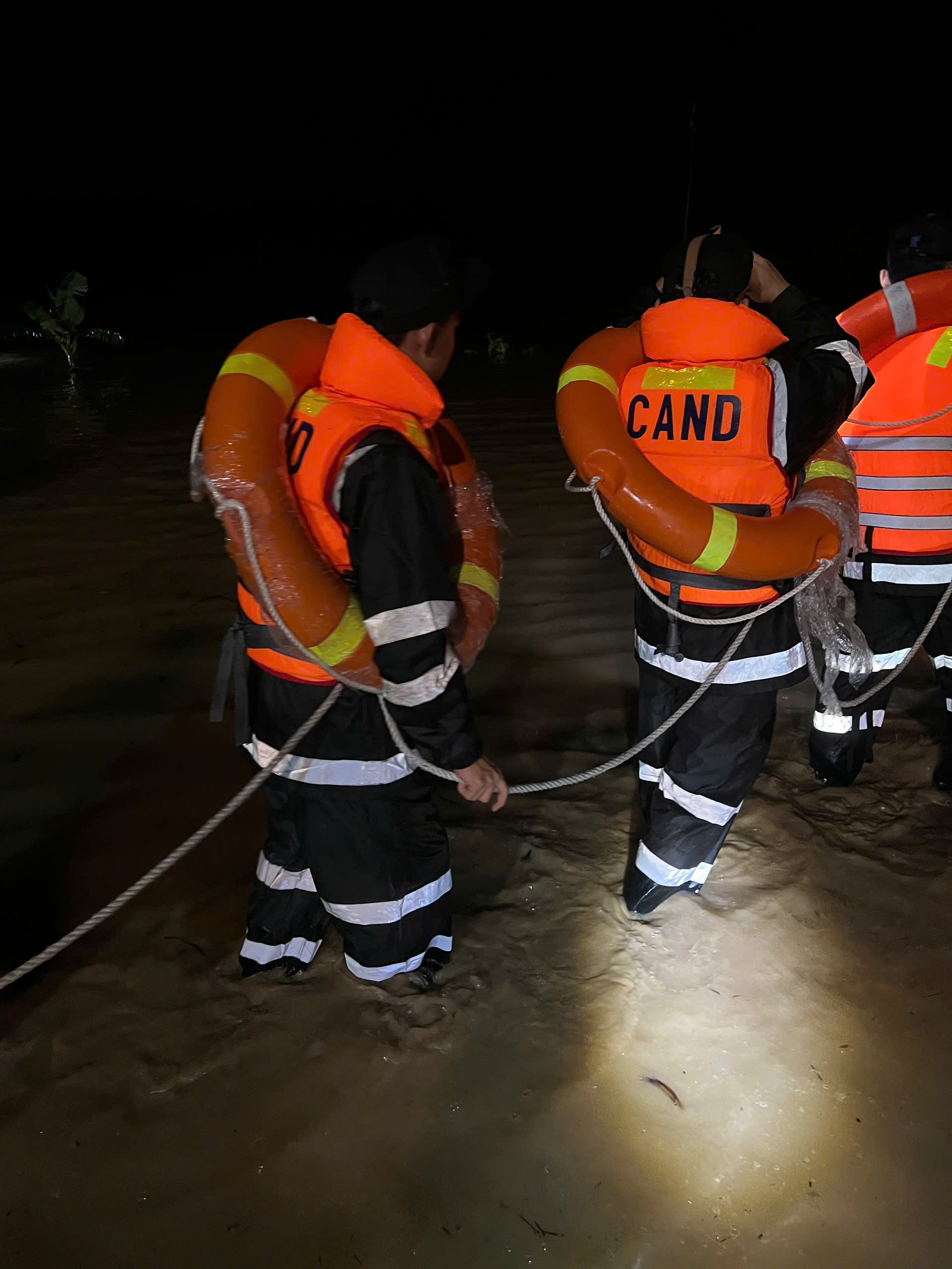 Hàng chục người đang tìm kiếm bé gái 11 tuổi mất tích do lũ cuốn ở Quảng Trị - Ảnh 6. Hàng chục người đang tìm kiếm bé gái 11 tuổi mất tích do lũ cuốn ở Quảng Trị - Ảnh 6.