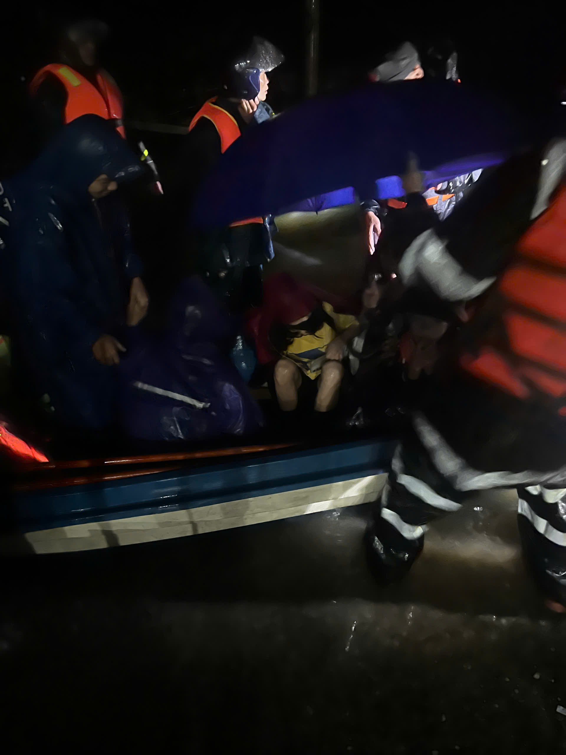 Hàng chục người đang tìm kiếm bé gái 11 tuổi mất tích do lũ cuốn ở Quảng Trị - Ảnh 7. Hàng chục người đang tìm kiếm bé gái 11 tuổi mất tích do lũ cuốn ở Quảng Trị - Ảnh 7.