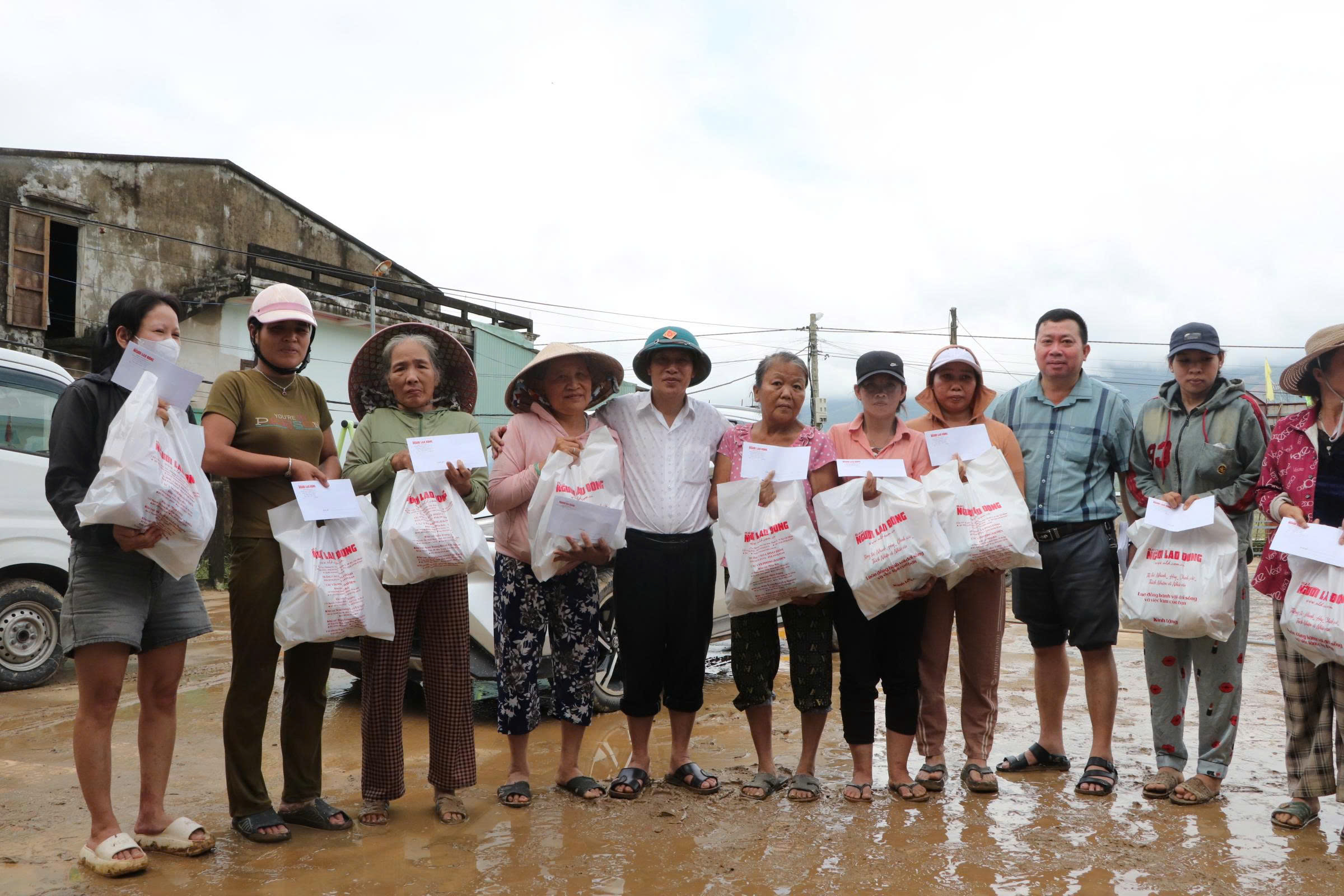 Trái tim miền Trung đến với vùng rốn lũ của Đà Nẵng - Ảnh 5. Trái tim miền Trung đến với vùng rốn lũ của Đà Nẵng - Ảnh 5.