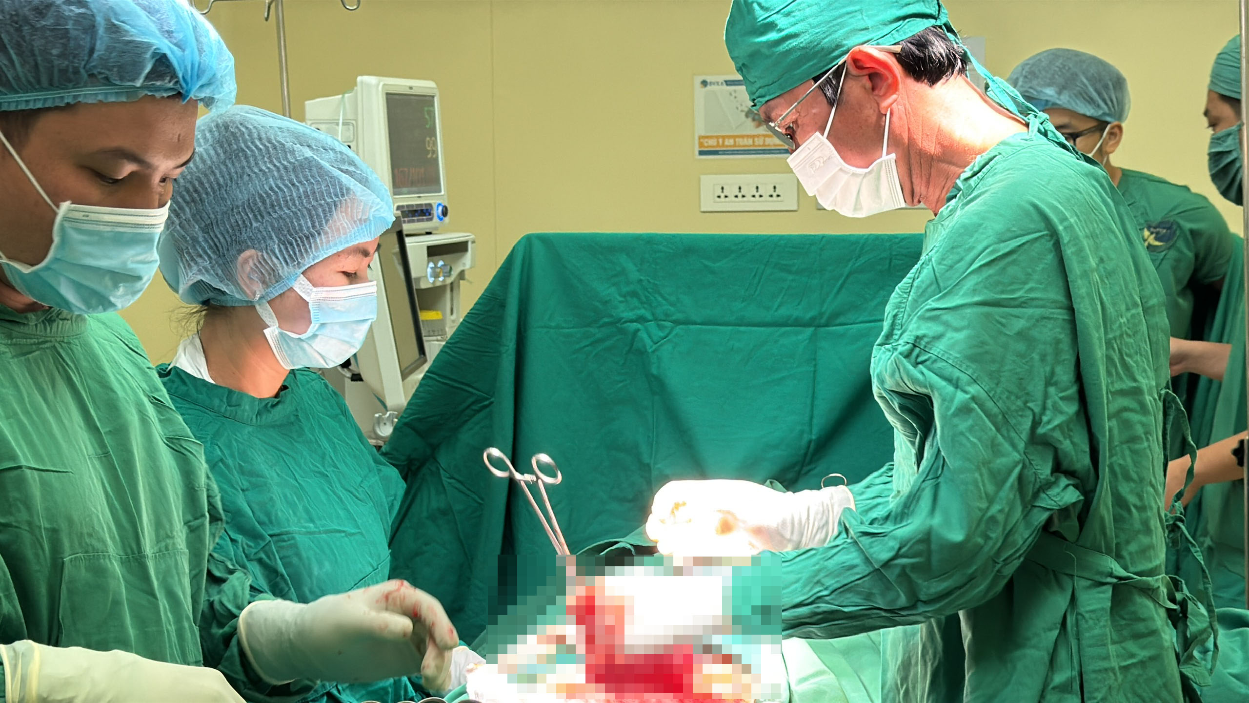 Đau mạn sườn đến bệnh viện khám phát hiện điều bất ngờ - Ảnh 1.