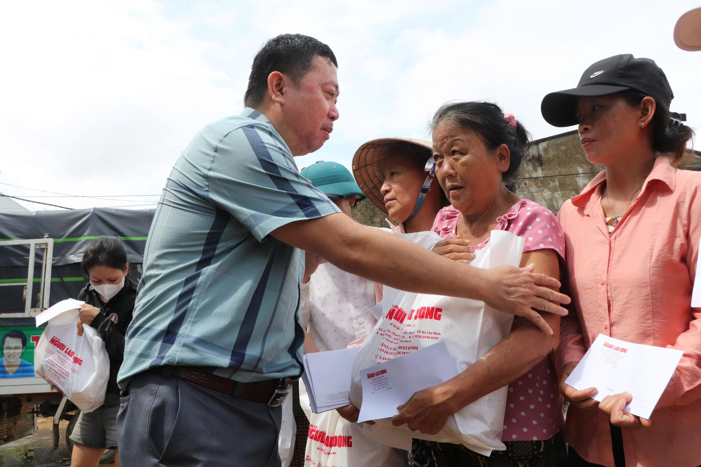Trái tim miền Trung đến với vùng rốn lũ của Đà Nẵng - Ảnh 3. Trái tim miền Trung đến với vùng rốn lũ của Đà Nẵng - Ảnh 3.