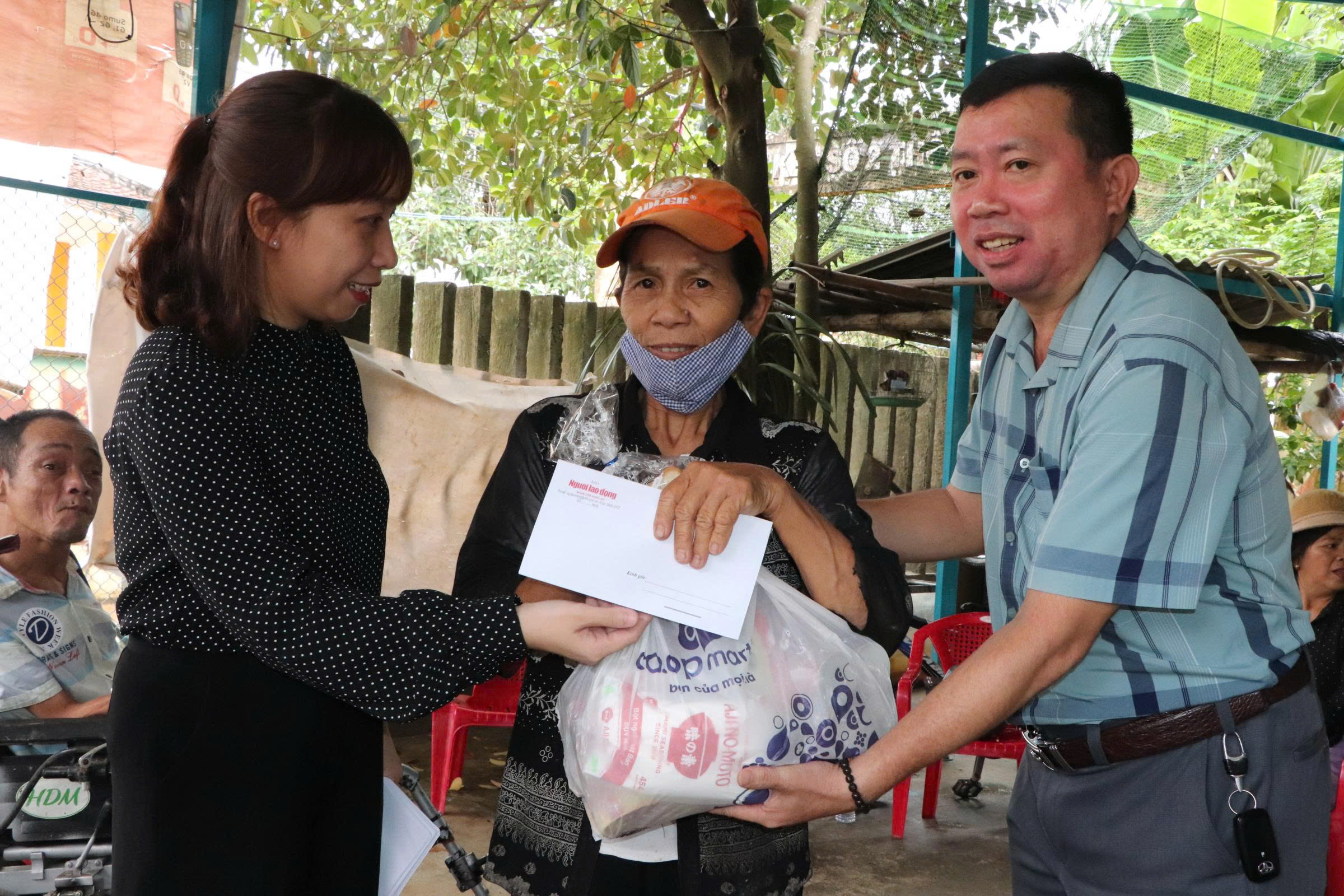 Trái tim miền Trung đến với vùng rốn lũ của Đà Nẵng - Ảnh 6. Trái tim miền Trung đến với vùng rốn lũ của Đà Nẵng - Ảnh 6.