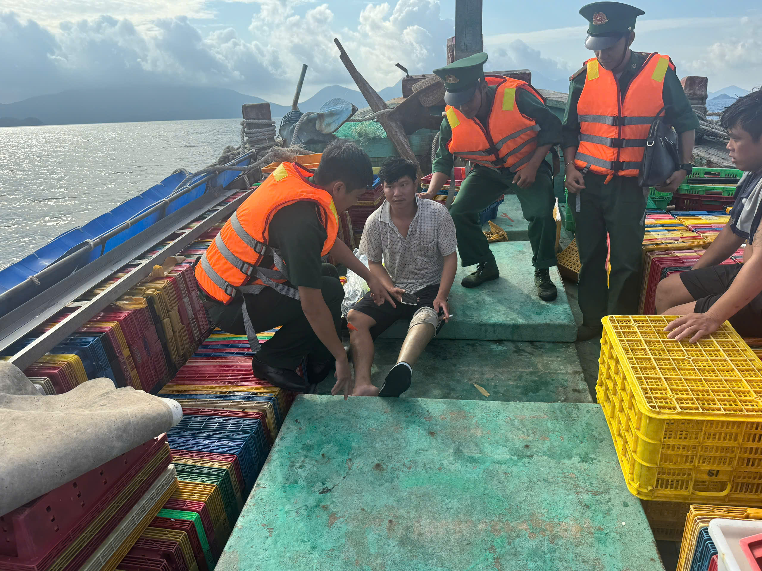 8 thuyền viên nhảy xuống biển khi tàu cá va chạm với tàu hàng - Ảnh 2.