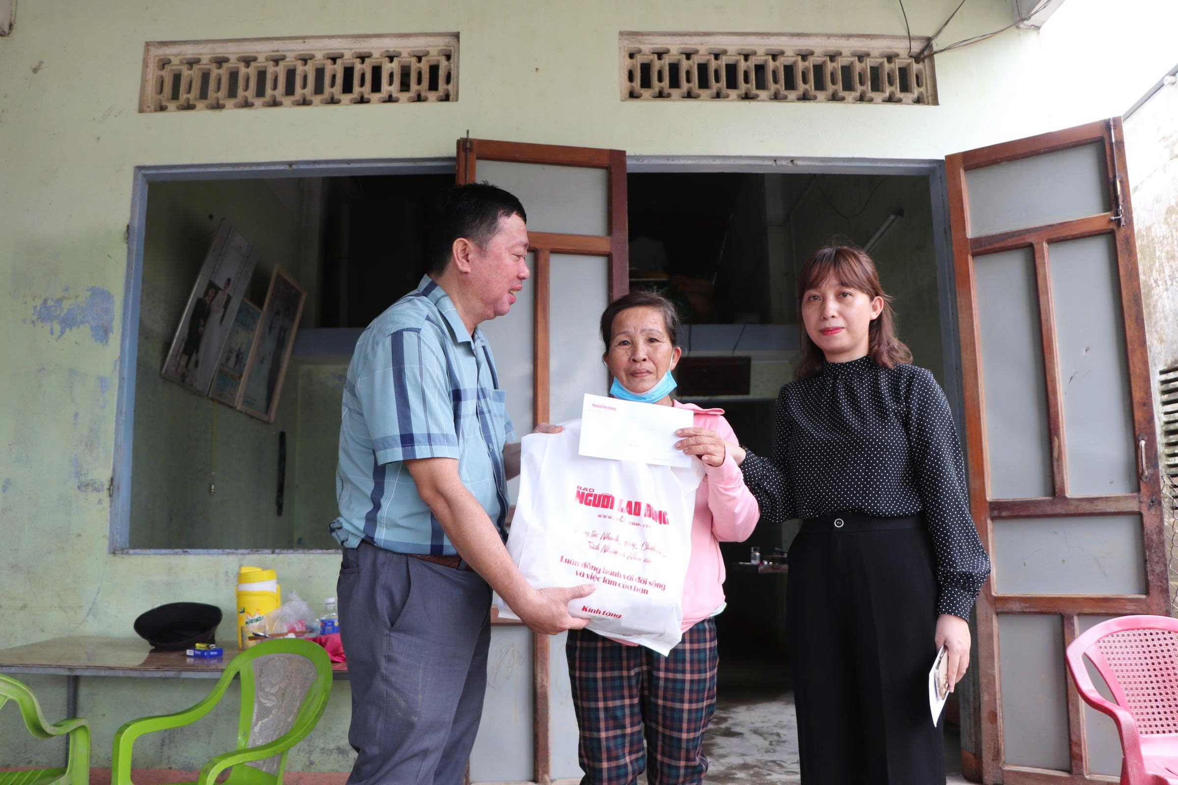 Trái tim miền Trung đến với vùng rốn lũ của Đà Nẵng - Ảnh 9. Trái tim miền Trung đến với vùng rốn lũ của Đà Nẵng - Ảnh 9.