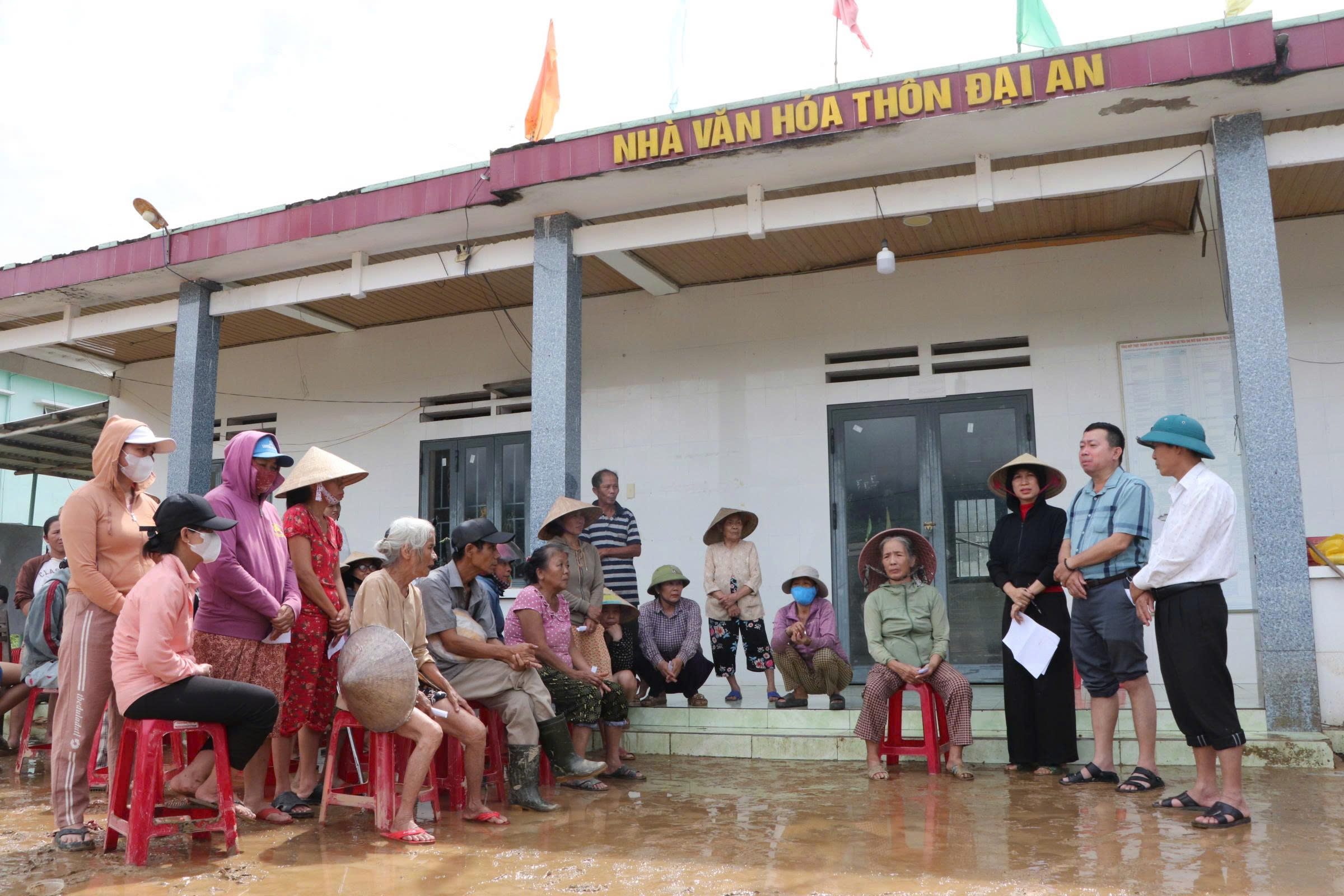 Trái tim miền Trung đến với vùng rốn lũ của Đà Nẵng - Ảnh 1. Trái tim miền Trung đến với vùng rốn lũ của Đà Nẵng - Ảnh 1.