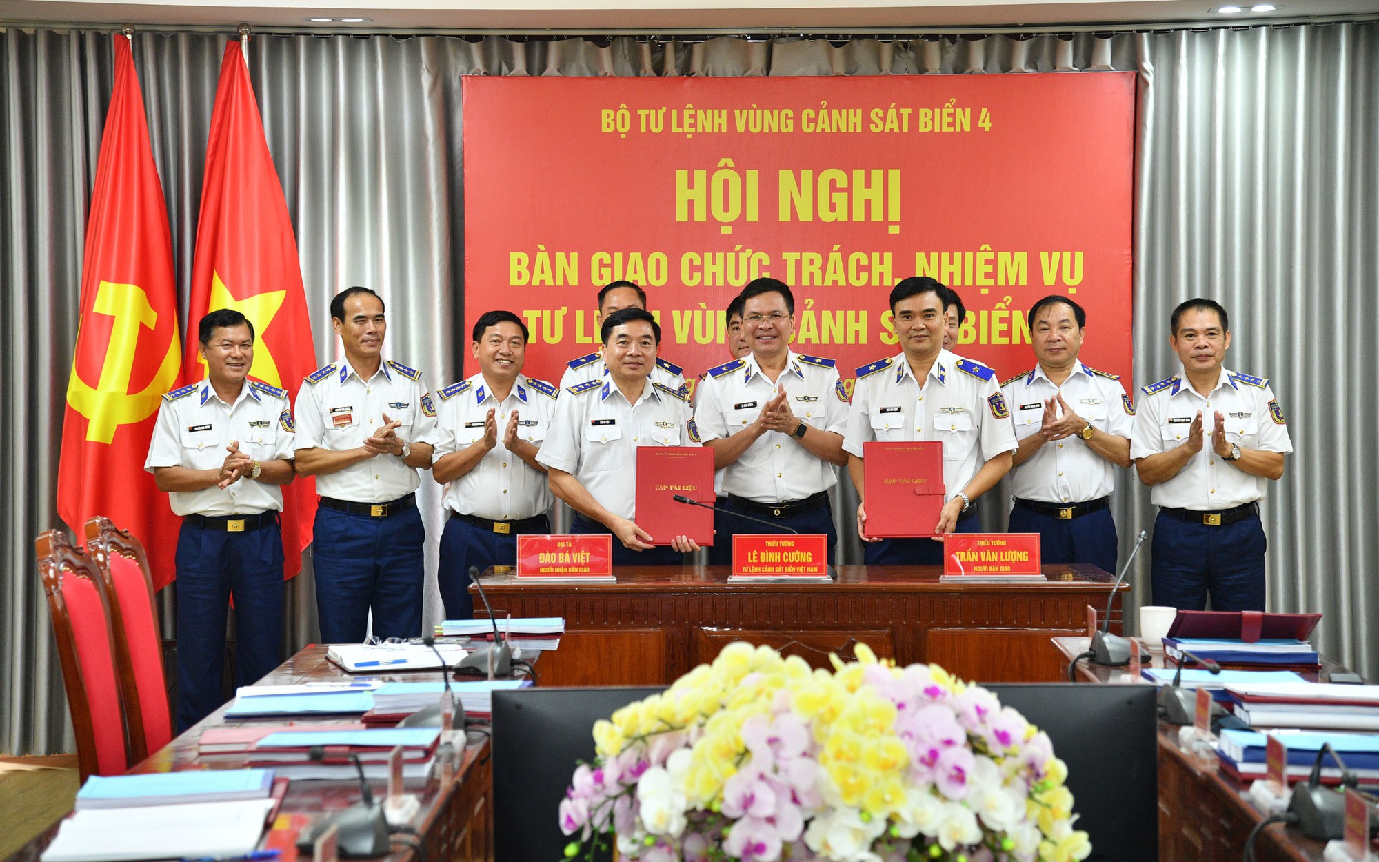 Trao cờ Tổ quốc và ảnh Bác tại chương trình “Cảnh sát biển đồng hành với ngư dân” - Ảnh 4.