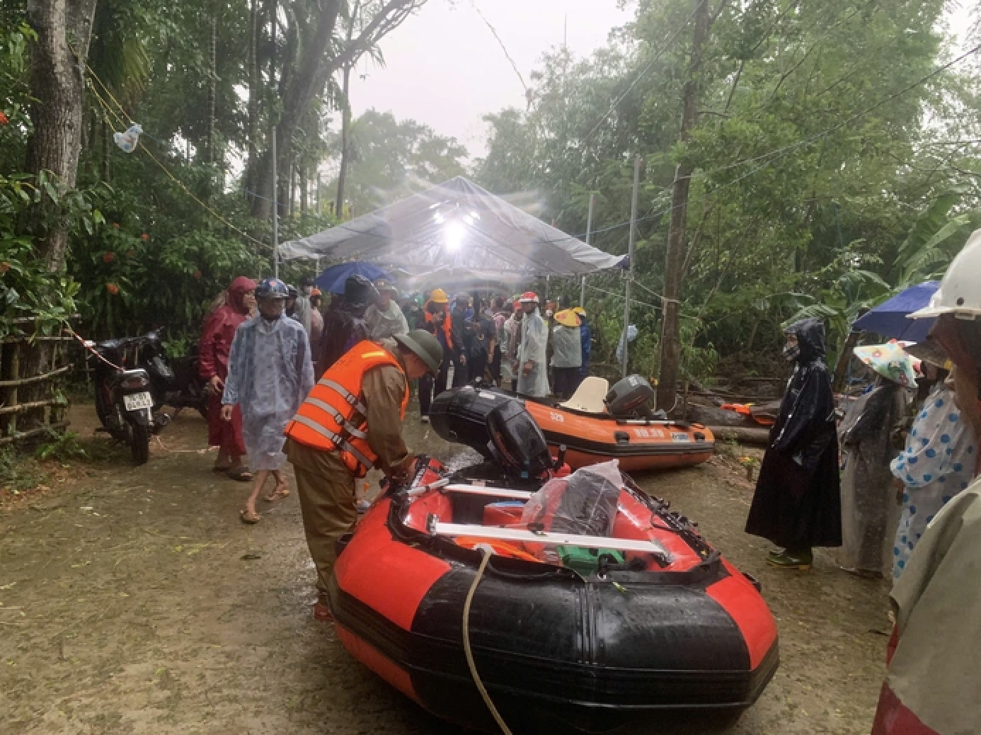 Đại tướng Lương Tam Quang chỉ đạo cấp bách cứu dân vùng lũ miền Trung - Ảnh 1.