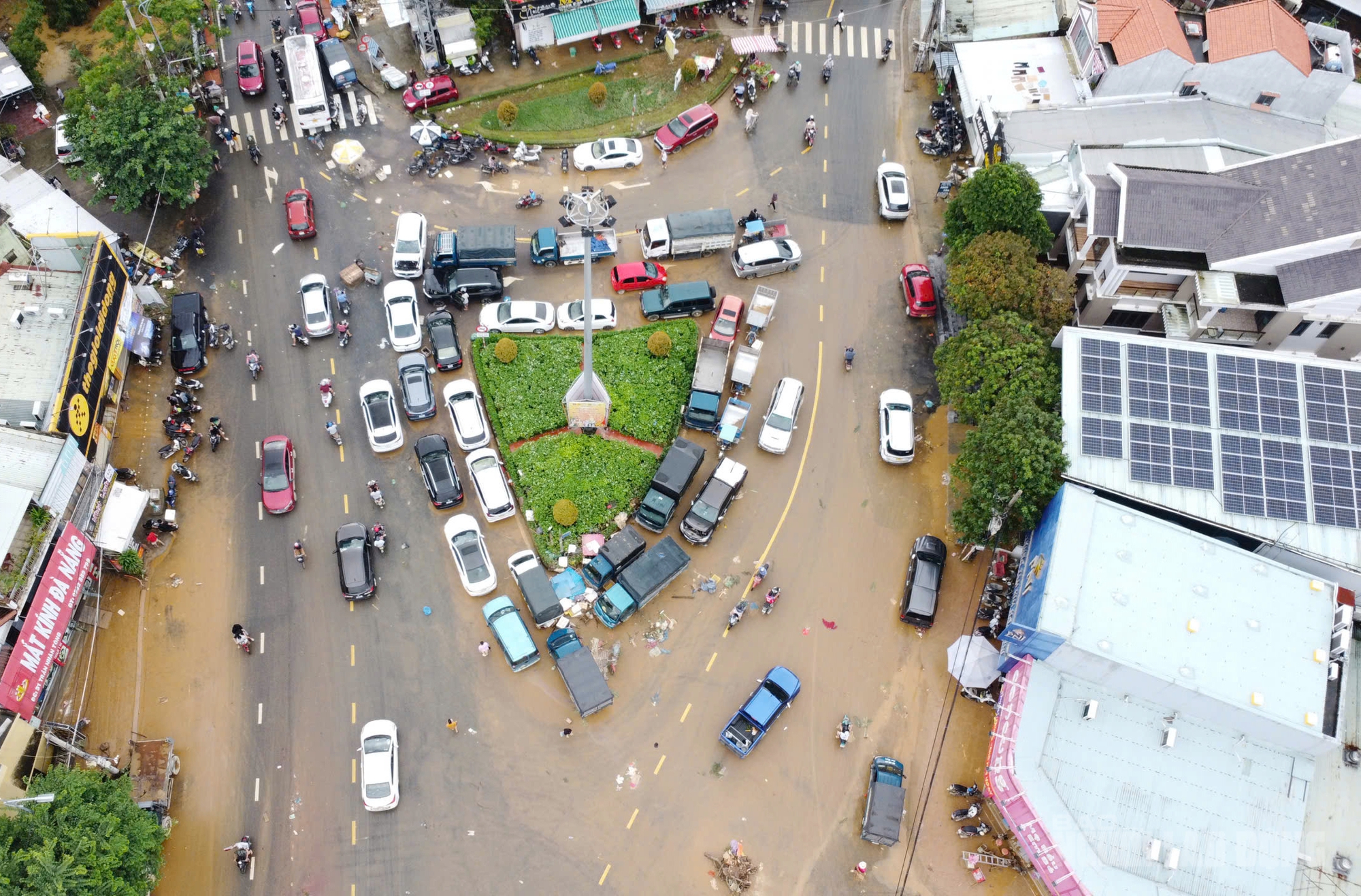 Hàng chục ô tô chết máy sau lũ lịch sử Đà Nẵng , thiệt hại nặng nề - Ảnh 1. Hàng chục ô tô chết máy sau lũ lịch sử Đà Nẵng , thiệt hại nặng nề - Ảnh 1.