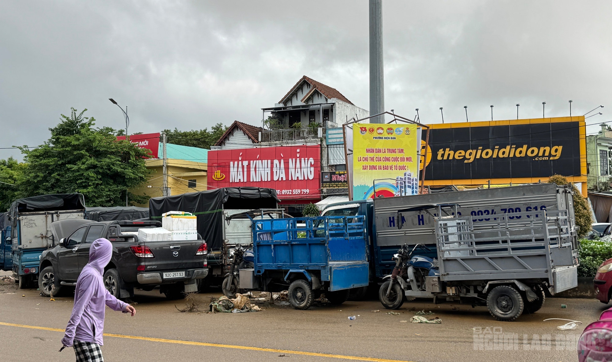 Hàng chục ô tô chết máy sau lũ lịch sử Đà Nẵng , thiệt hại nặng nề - Ảnh 2. Hàng chục ô tô chết máy sau lũ lịch sử Đà Nẵng , thiệt hại nặng nề - Ảnh 2.