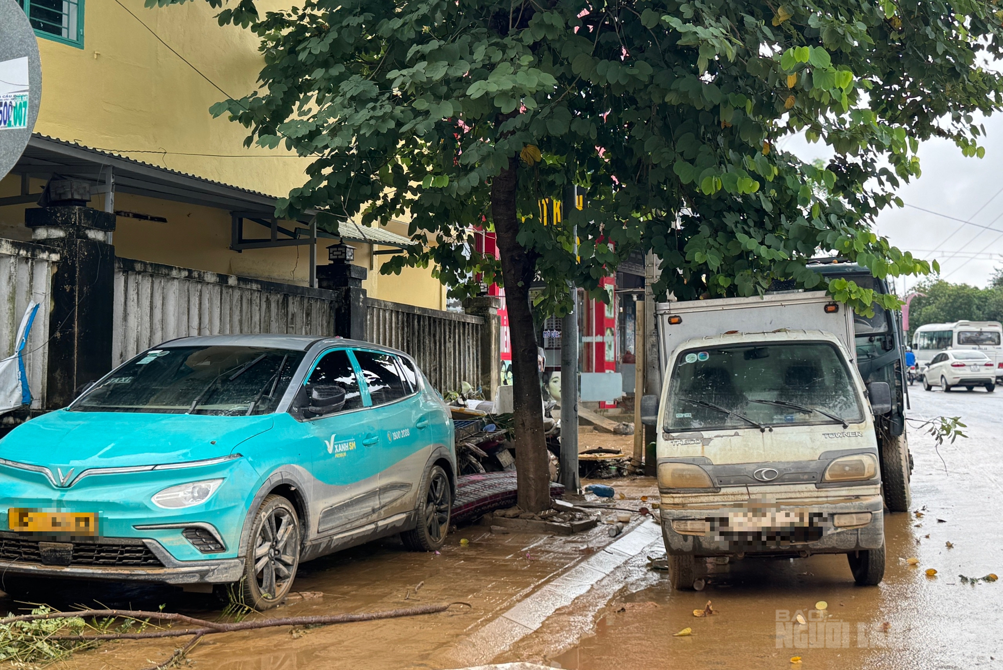 Hàng chục ô tô chết máy sau lũ lịch sử Đà Nẵng , thiệt hại nặng nề - Ảnh 3. Hàng chục ô tô chết máy sau lũ lịch sử Đà Nẵng , thiệt hại nặng nề - Ảnh 3.