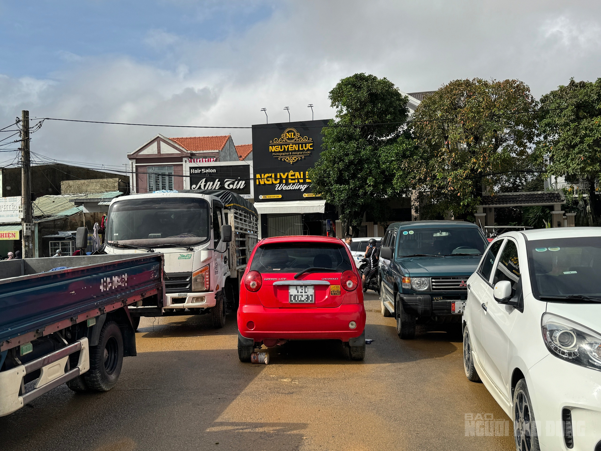 Hàng chục ô tô chết máy sau lũ lịch sử Đà Nẵng , thiệt hại nặng nề - Ảnh 4. Hàng chục ô tô chết máy sau lũ lịch sử Đà Nẵng , thiệt hại nặng nề - Ảnh 4.