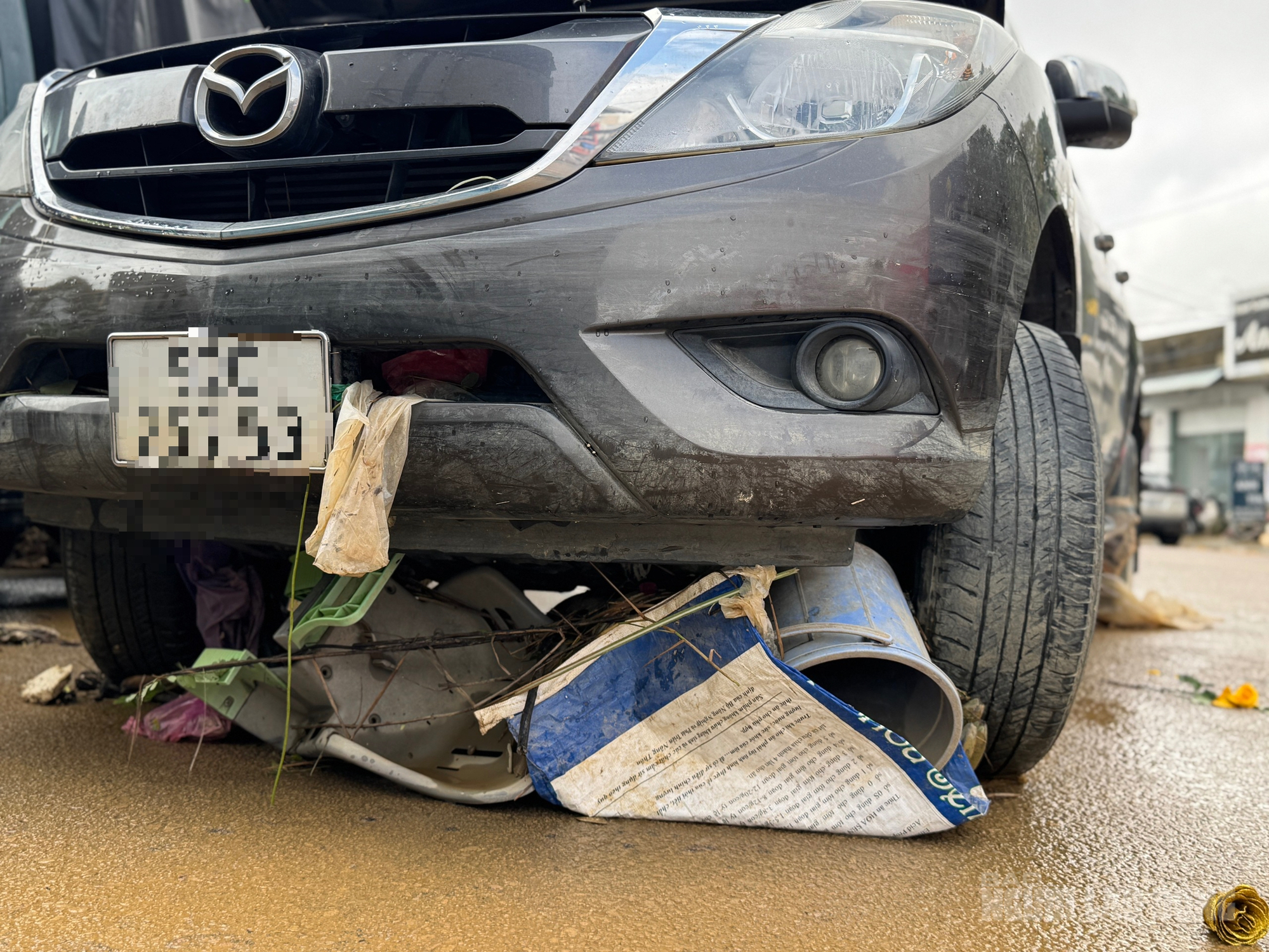 Hàng chục ô tô chết máy sau lũ lịch sử Đà Nẵng , thiệt hại nặng nề - Ảnh 5. Hàng chục ô tô chết máy sau lũ lịch sử Đà Nẵng , thiệt hại nặng nề - Ảnh 5.