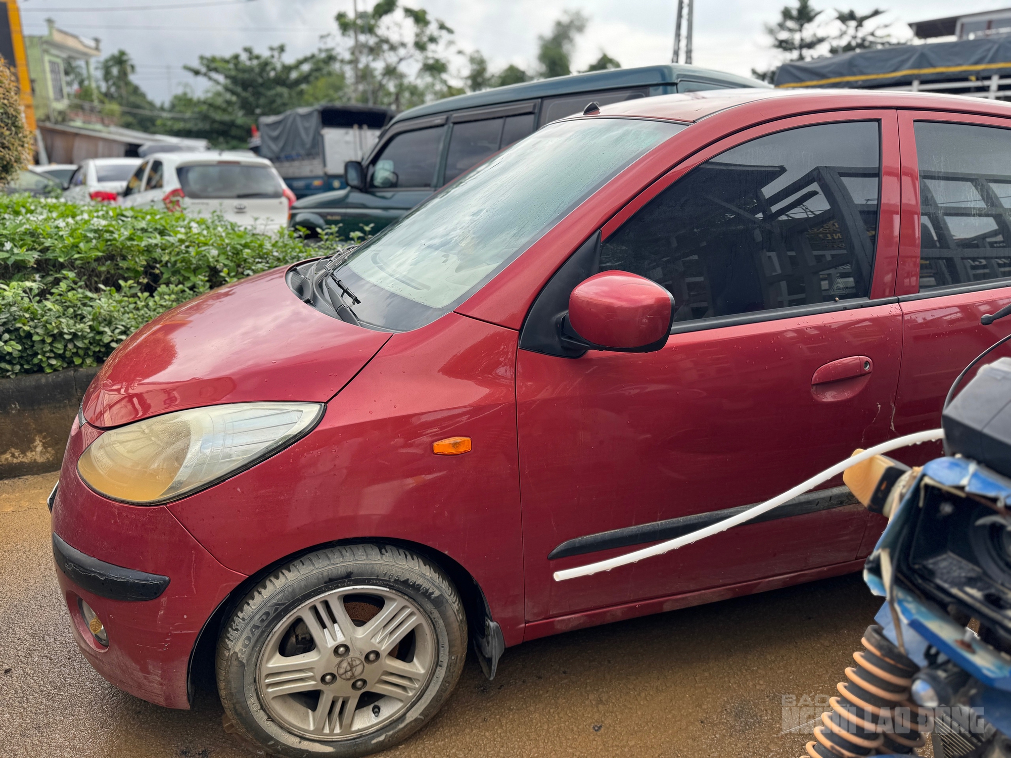 Hàng chục ô tô chết máy sau lũ lịch sử Đà Nẵng , thiệt hại nặng nề - Ảnh 6. Hàng chục ô tô chết máy sau lũ lịch sử Đà Nẵng , thiệt hại nặng nề - Ảnh 6.