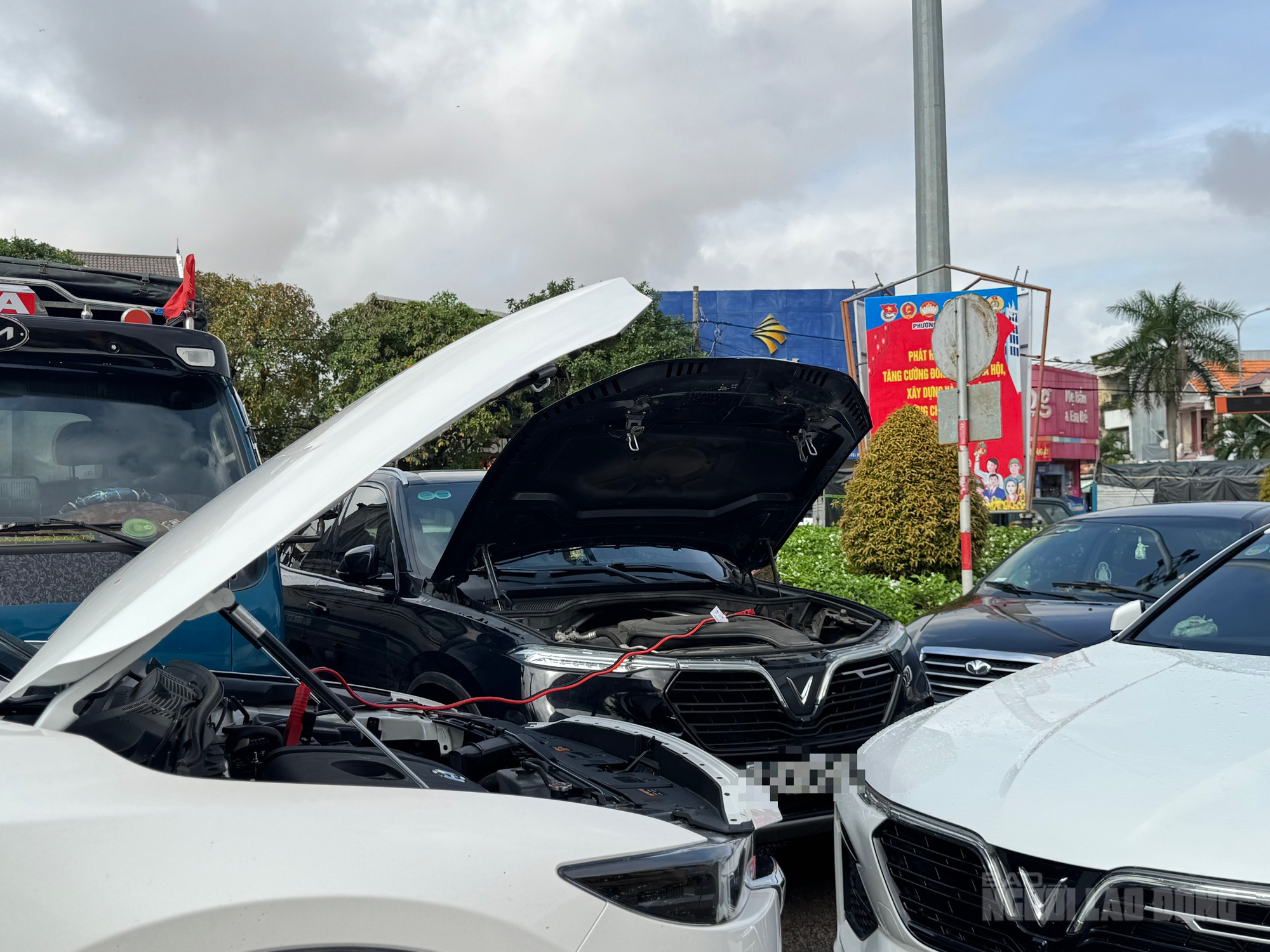 Hàng chục ô tô chết máy sau lũ lịch sử Đà Nẵng , thiệt hại nặng nề - Ảnh 7. Hàng chục ô tô chết máy sau lũ lịch sử Đà Nẵng , thiệt hại nặng nề - Ảnh 7.