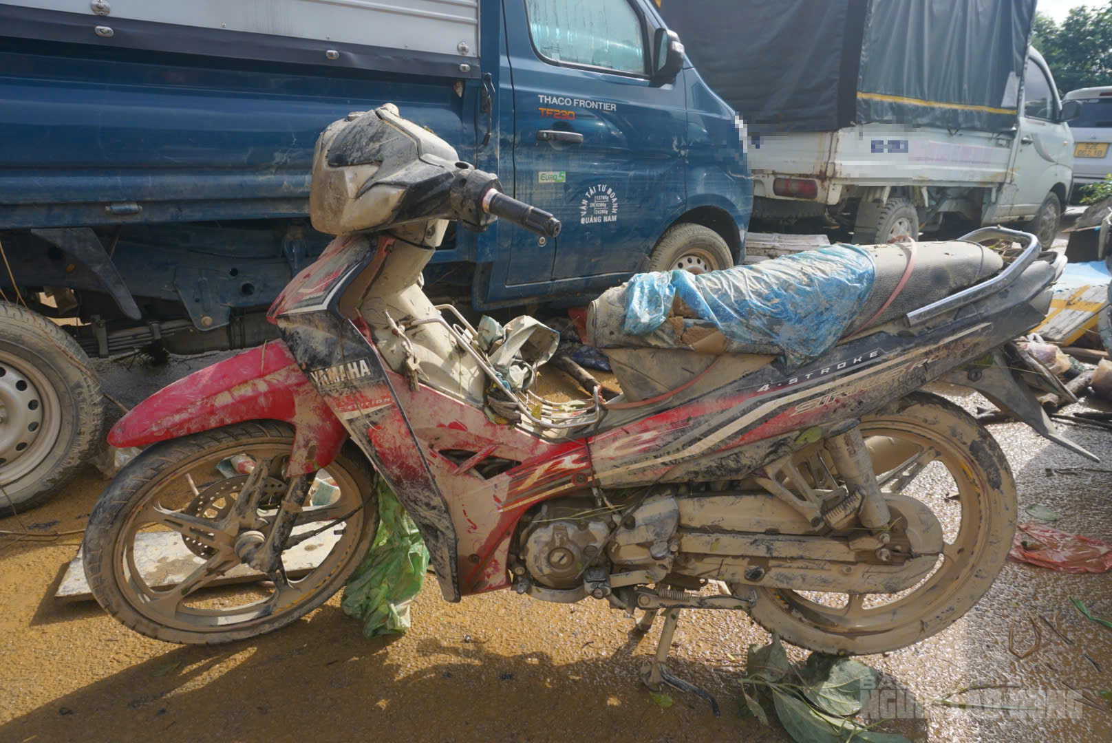 Hàng chục ô tô chết máy sau lũ lịch sử Đà Nẵng , thiệt hại nặng nề - Ảnh 8. Hàng chục ô tô chết máy sau lũ lịch sử Đà Nẵng , thiệt hại nặng nề - Ảnh 8.