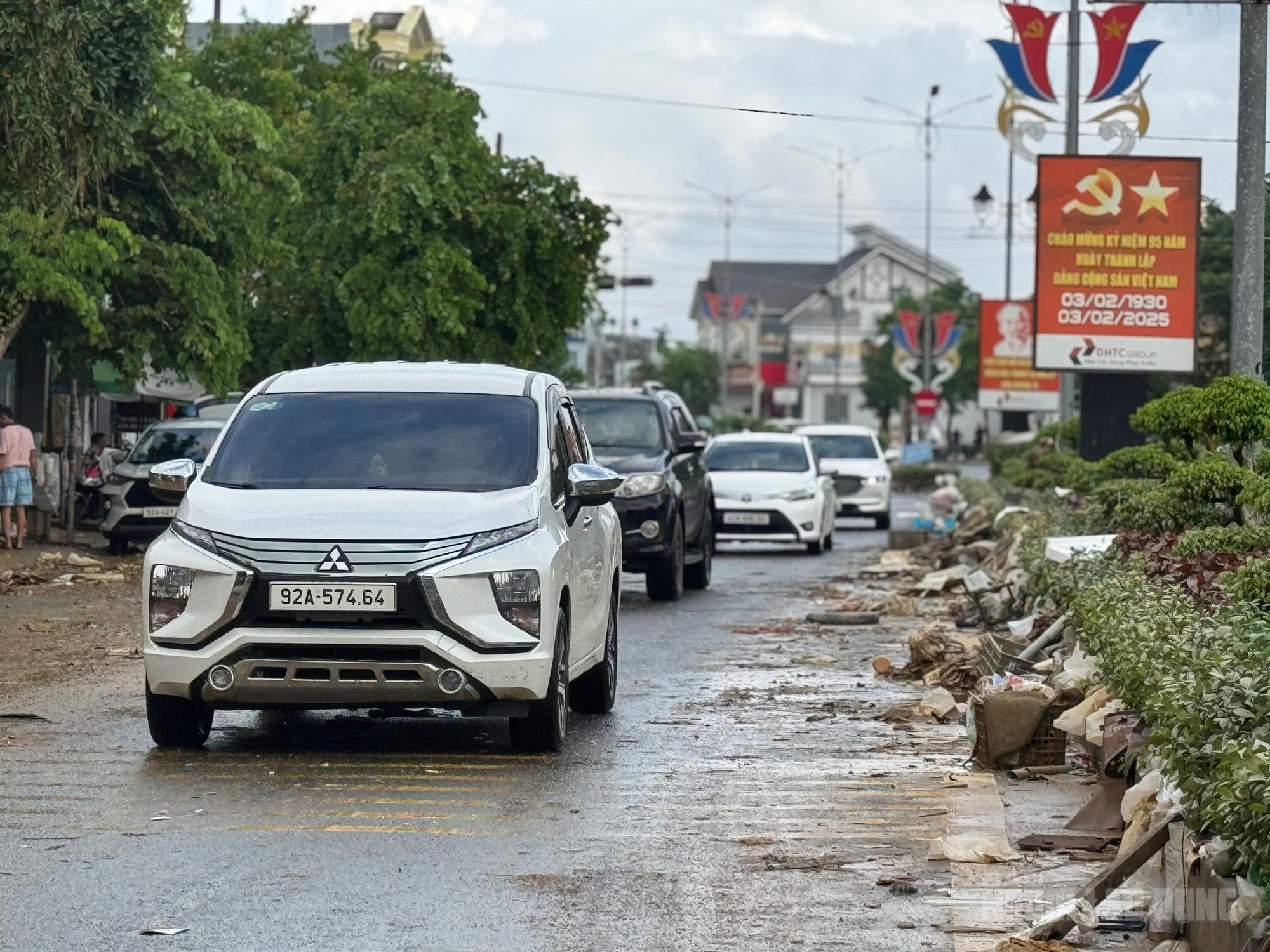 Hàng chục ô tô chết máy sau lũ lịch sử Đà Nẵng , thiệt hại nặng nề - Ảnh 9. Hàng chục ô tô chết máy sau lũ lịch sử Đà Nẵng , thiệt hại nặng nề - Ảnh 9.