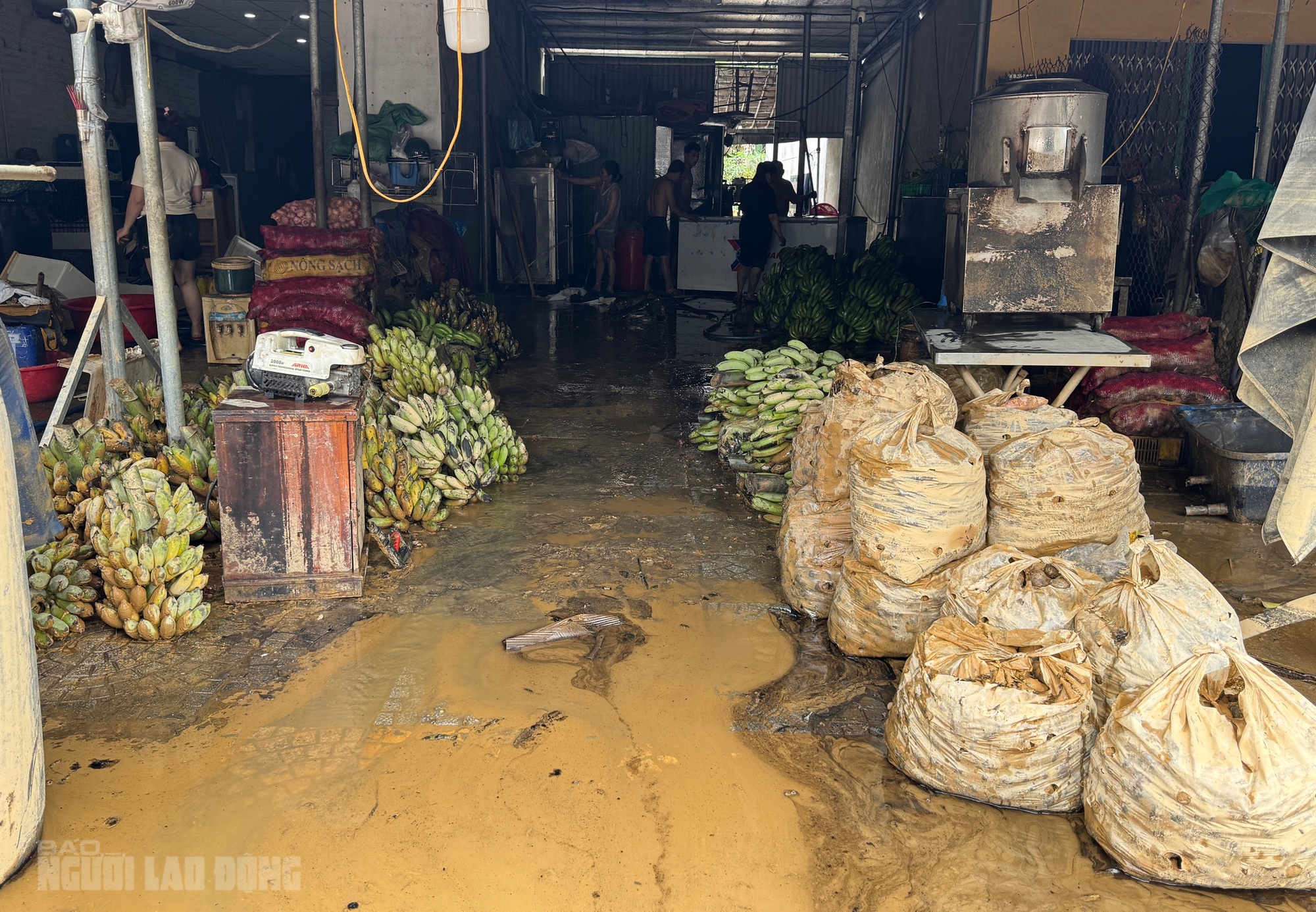 Hình ảnh tan hoang sau lũ lịch sử ở Đà Nẵng, nhiều hộ kinh doanh trắng tay - Ảnh 1.
