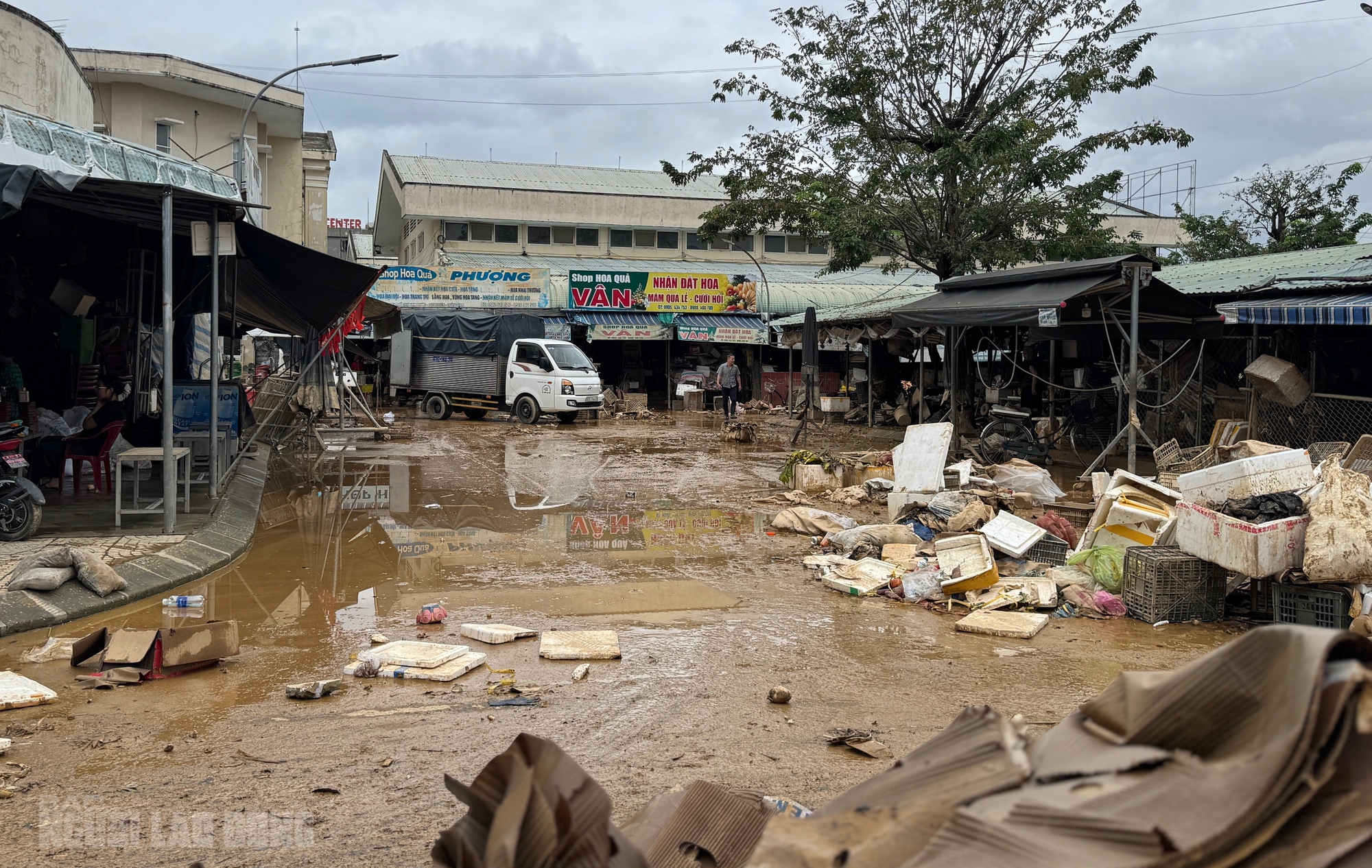 Hình ảnh tan hoang sau lũ lịch sử ở Đà Nẵng, nhiều hộ kinh doanh trắng tay - Ảnh 2.