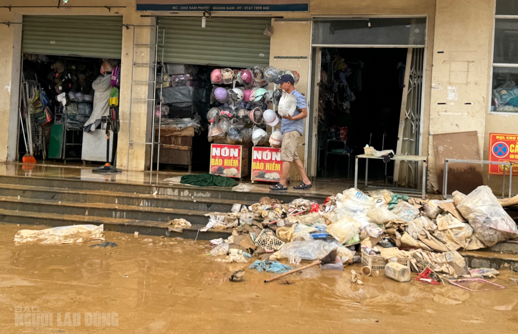 Hình ảnh tan hoang sau lũ lịch sử ở Đà Nẵng, nhiều hộ kinh doanh trắng tay - Ảnh 3.