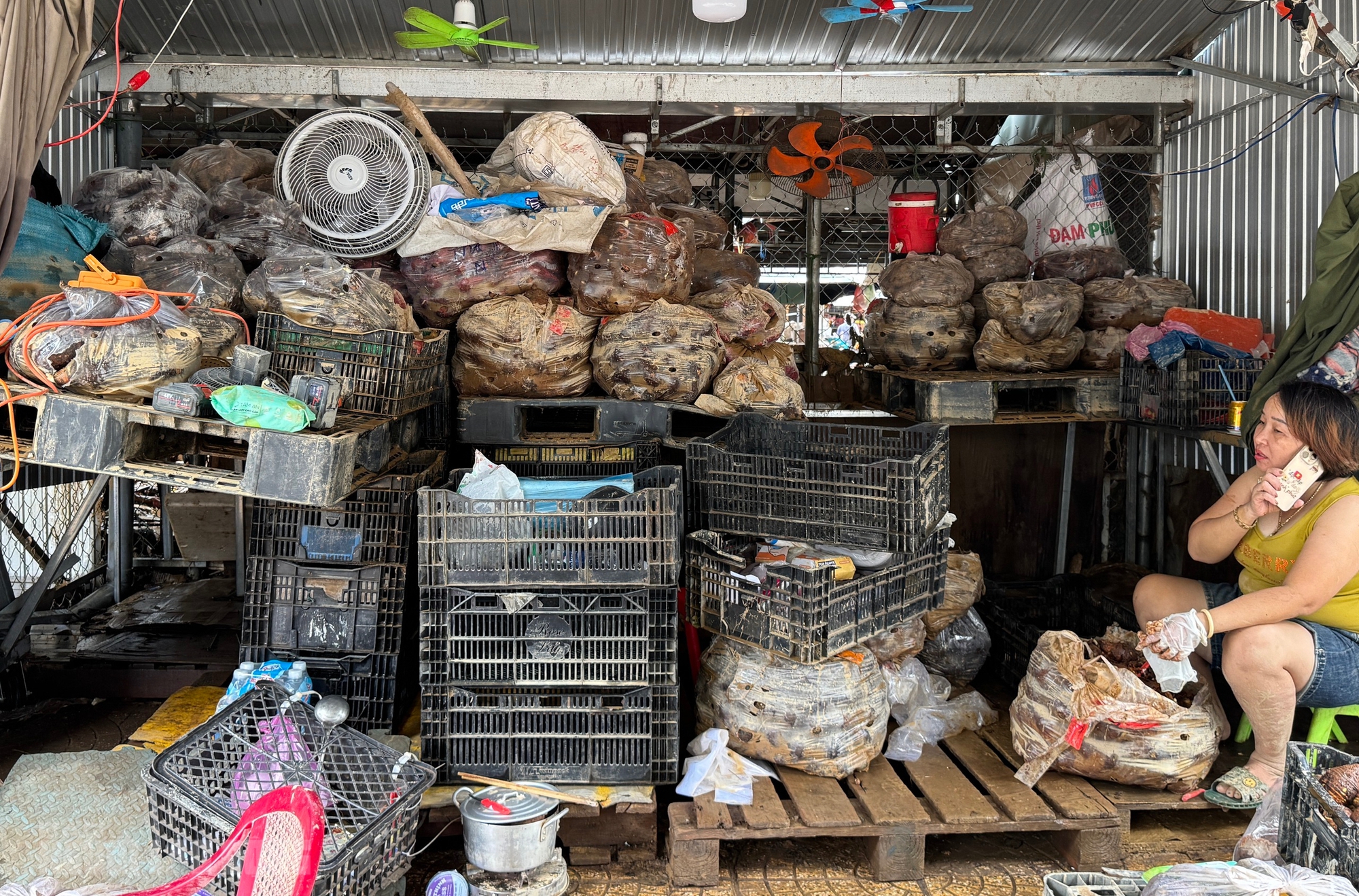 Hình ảnh tan hoang sau lũ lịch sử ở Đà Nẵng, nhiều hộ kinh doanh trắng tay - Ảnh 4.