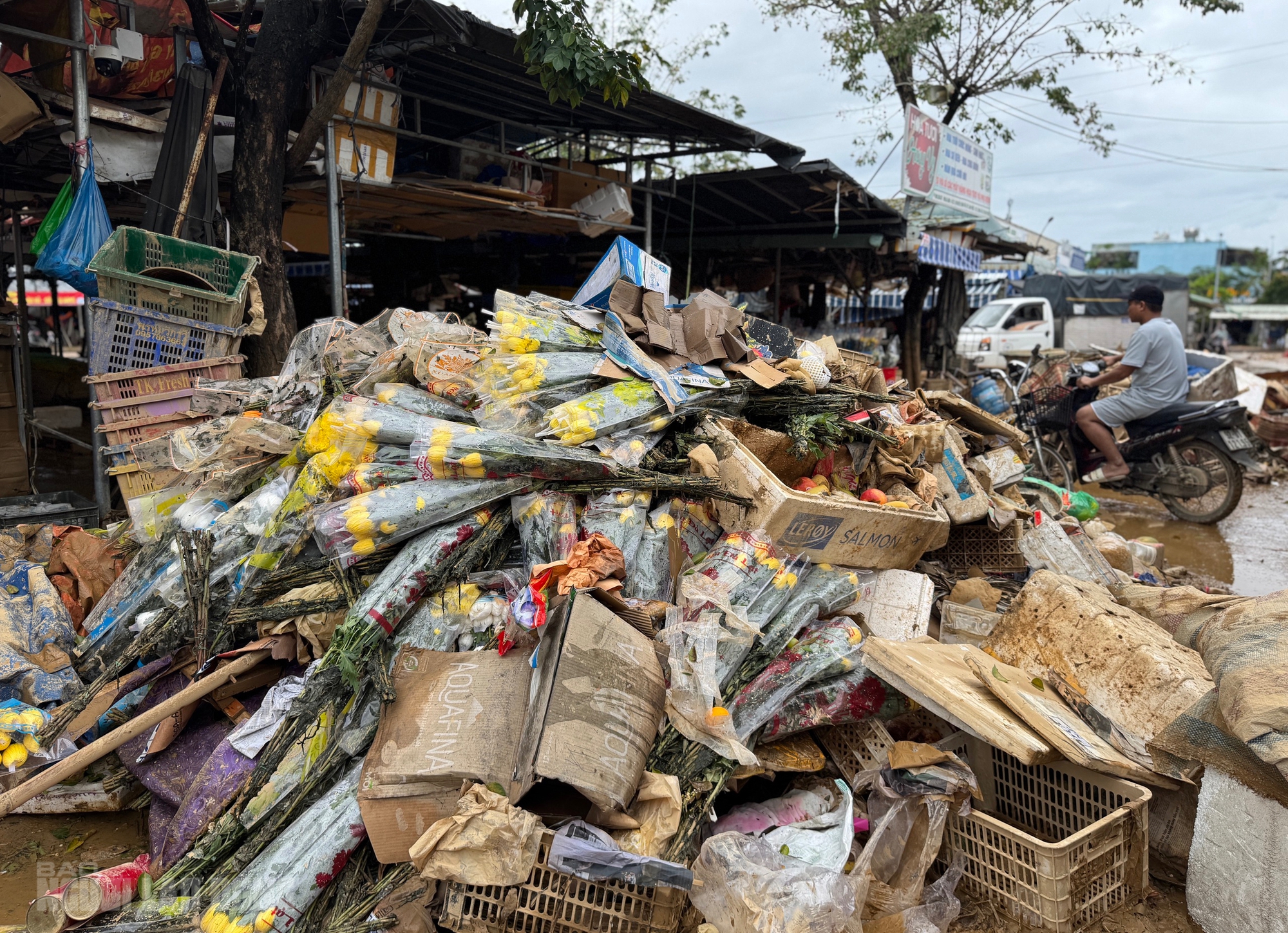 Hình ảnh tan hoang sau lũ lịch sử ở Đà Nẵng, nhiều hộ kinh doanh trắng tay - Ảnh 5.