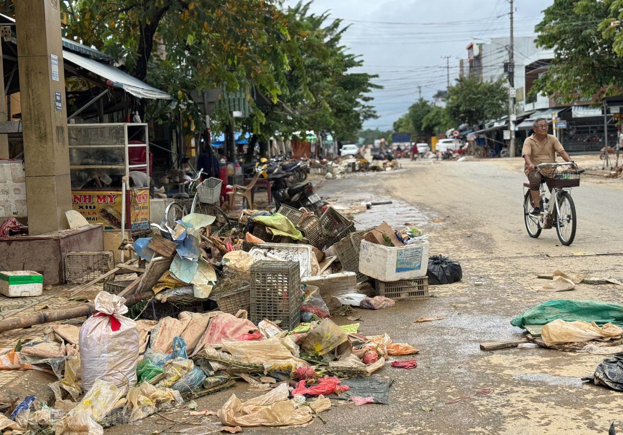 Hình ảnh tan hoang sau lũ lịch sử ở Đà Nẵng, nhiều hộ kinh doanh trắng tay - Ảnh 6.