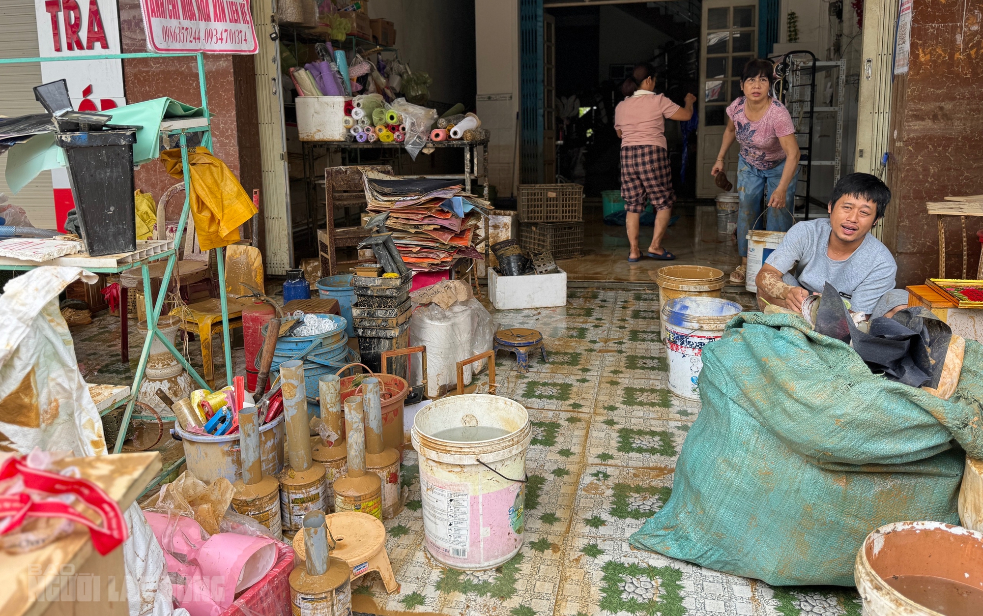 Hình ảnh tan hoang sau lũ lịch sử ở Đà Nẵng, nhiều hộ kinh doanh trắng tay - Ảnh 7.