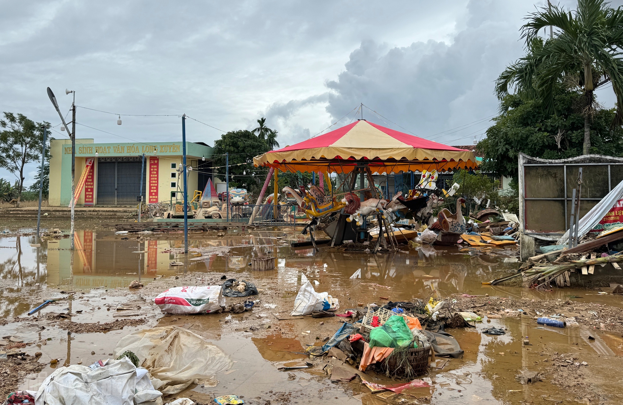 Hình ảnh tan hoang sau lũ lịch sử ở Đà Nẵng, nhiều hộ kinh doanh trắng tay - Ảnh 9.