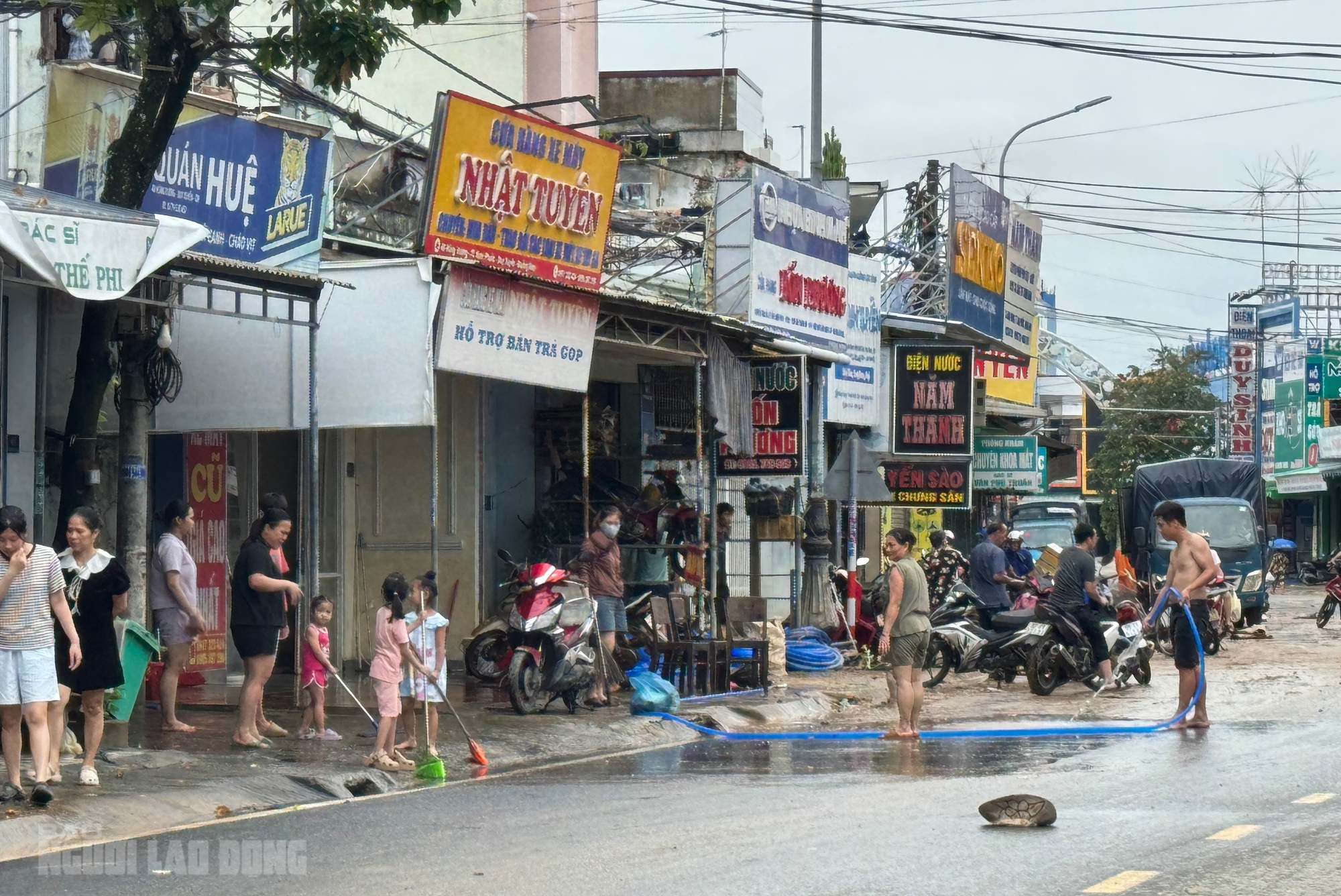 Hình ảnh tan hoang sau lũ lịch sử ở Đà Nẵng, nhiều hộ kinh doanh trắng tay - Ảnh 10.