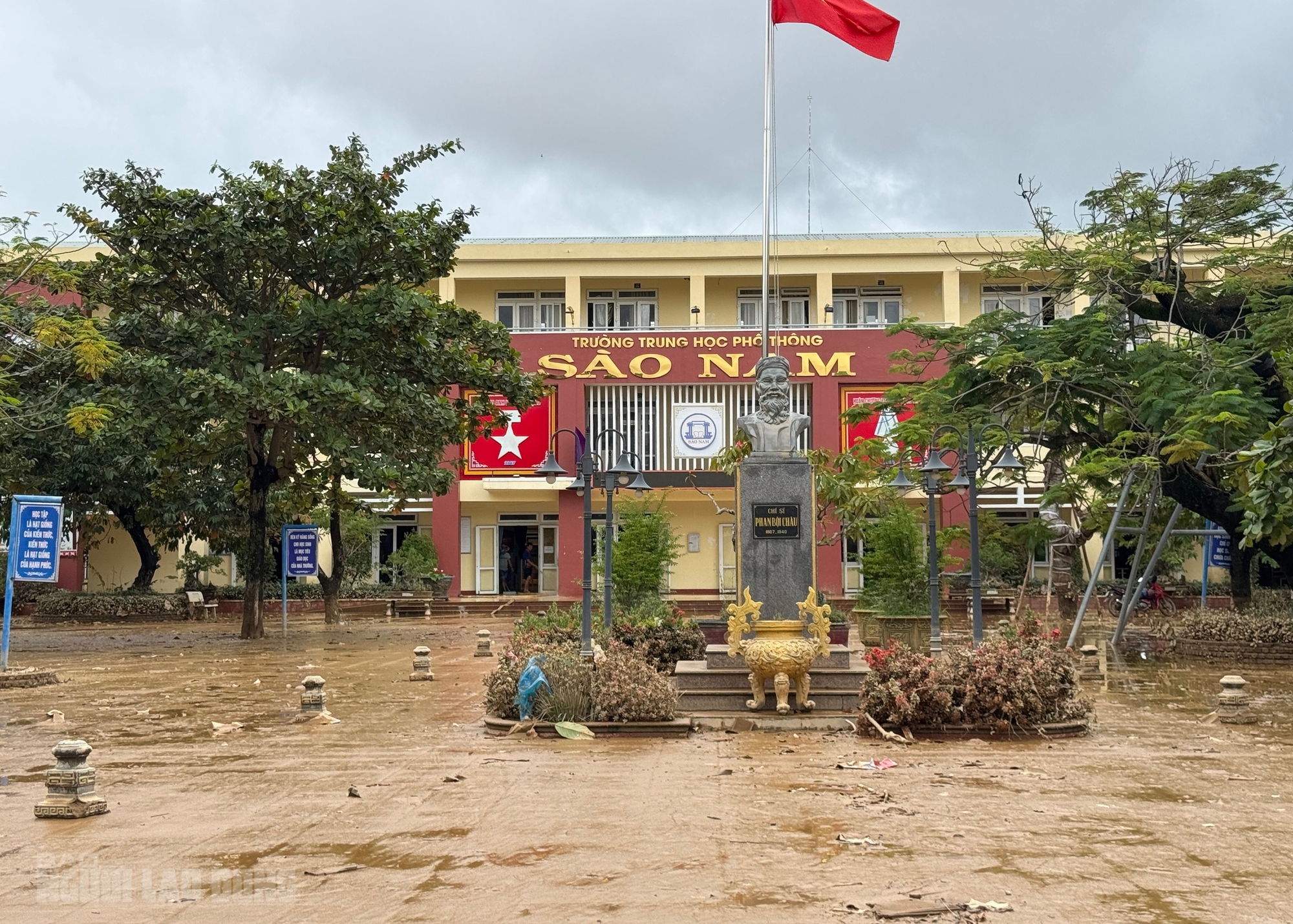 Hình ảnh tan hoang sau lũ lịch sử ở Đà Nẵng, nhiều hộ kinh doanh trắng tay - Ảnh 11.