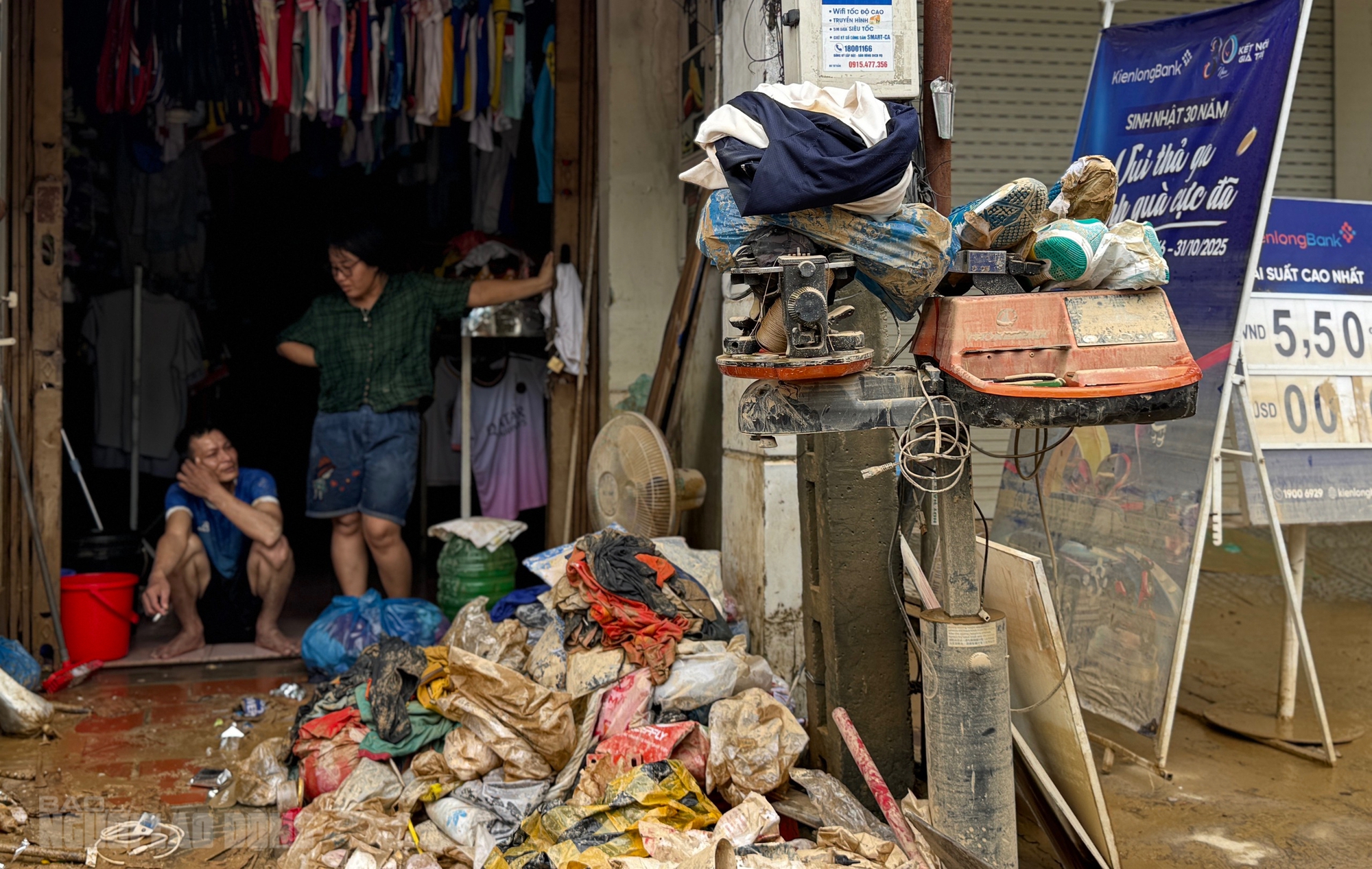 Hình ảnh tan hoang sau lũ lịch sử ở Đà Nẵng, nhiều hộ kinh doanh trắng tay - Ảnh 12.