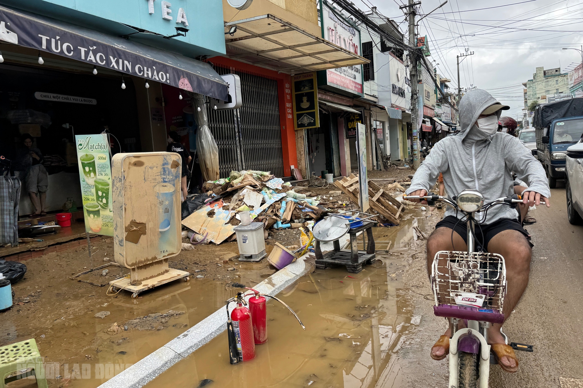 Hình ảnh tan hoang sau lũ lịch sử ở Đà Nẵng, nhiều hộ kinh doanh trắng tay - Ảnh 13.