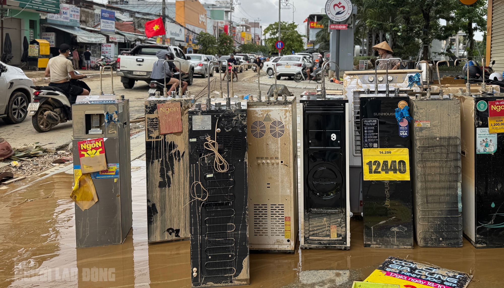 Hình ảnh tan hoang sau lũ lịch sử ở Đà Nẵng, nhiều hộ kinh doanh trắng tay - Ảnh 14.