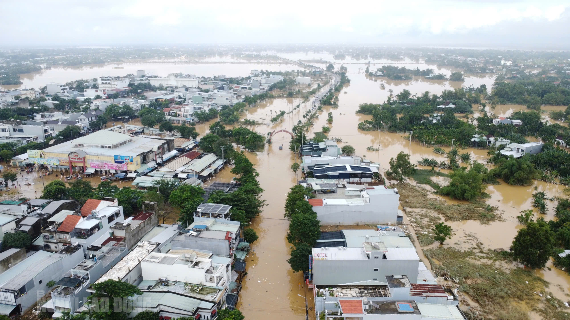 Hình ảnh tan hoang sau lũ lịch sử ở Đà Nẵng, nhiều hộ kinh doanh trắng tay - Ảnh 15.
