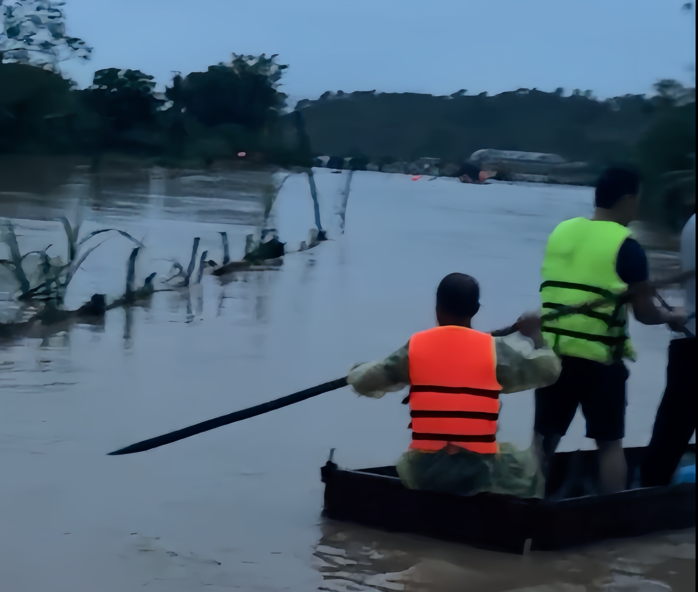 Hàng chục người đang tìm kiếm bé gái 11 tuổi mất tích do lũ cuốn ở Quảng Trị - Ảnh 3. Hàng chục người đang tìm kiếm bé gái 11 tuổi mất tích do lũ cuốn ở Quảng Trị - Ảnh 3.
