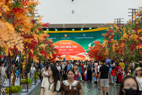 Bùng nổ mua sắm tại "siêu" hội chợ quốc gia - Ảnh 1. Bùng nổ mua sắm tại "siêu" hội chợ quốc gia - Ảnh 1.