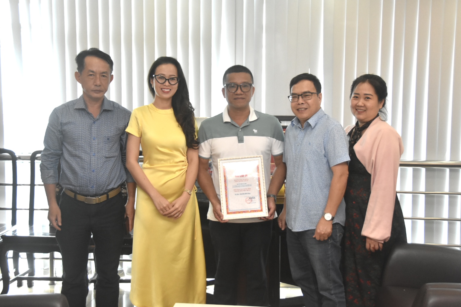 Báo Người Lao Động nhận 200 triệu đồng hỗ trợ đồng bào miền Trung - Ảnh 2. Báo Người Lao Động nhận 200 triệu đồng hỗ trợ đồng bào miền Trung - Ảnh 2.