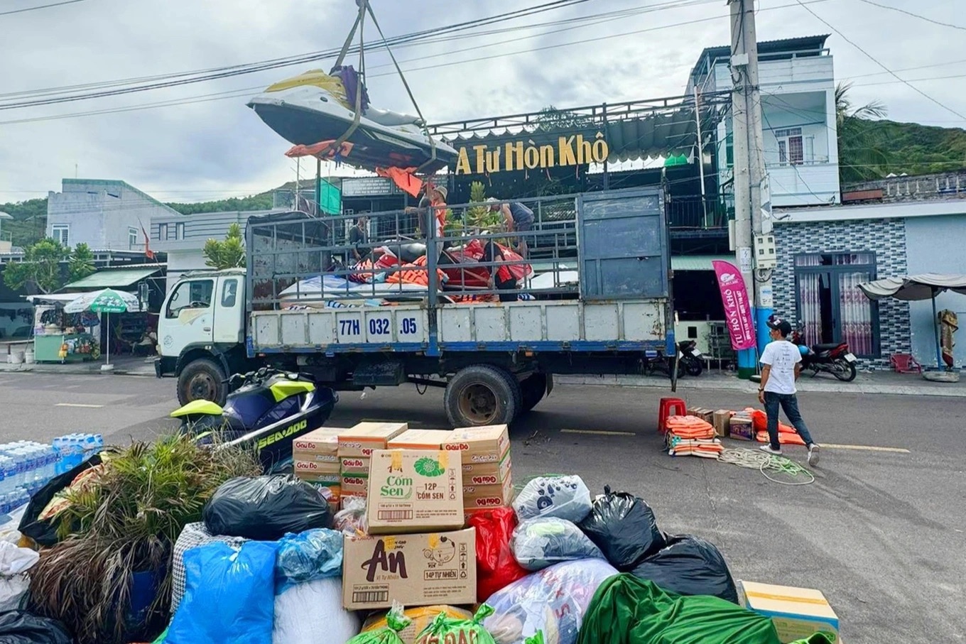 Nghĩa tình từ đảo nhỏ giữa trùng khơi gửi về vùng lũ miền Trung - Ảnh 3. Nghĩa tình từ đảo nhỏ giữa trùng khơi gửi về vùng lũ miền Trung - Ảnh 3.