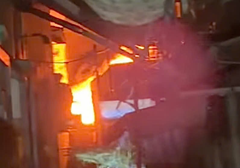 Cháy lớn căn nhà chứa bao bì ở phường Bình Hưng Hòa, TP HCM - Ảnh 2. Cháy lớn căn nhà chứa bao bì ở phường Bình Hưng Hòa, TP HCM - Ảnh 2.