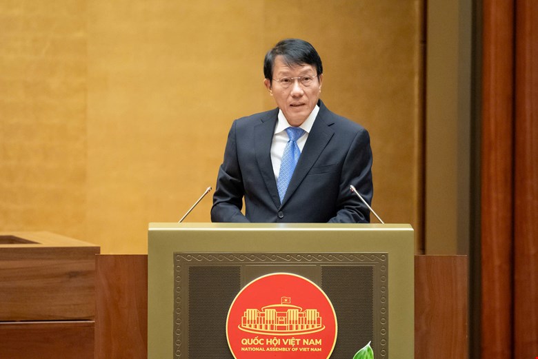 - Ảnh 1. Bộ trưởng Bộ Công an Lương Tam Quang trình bày tờ trình tại phiên họp, có quy định về phươngt iện vận tải hành khách. Ảnh: Phạm Thắng - Ảnh 1.