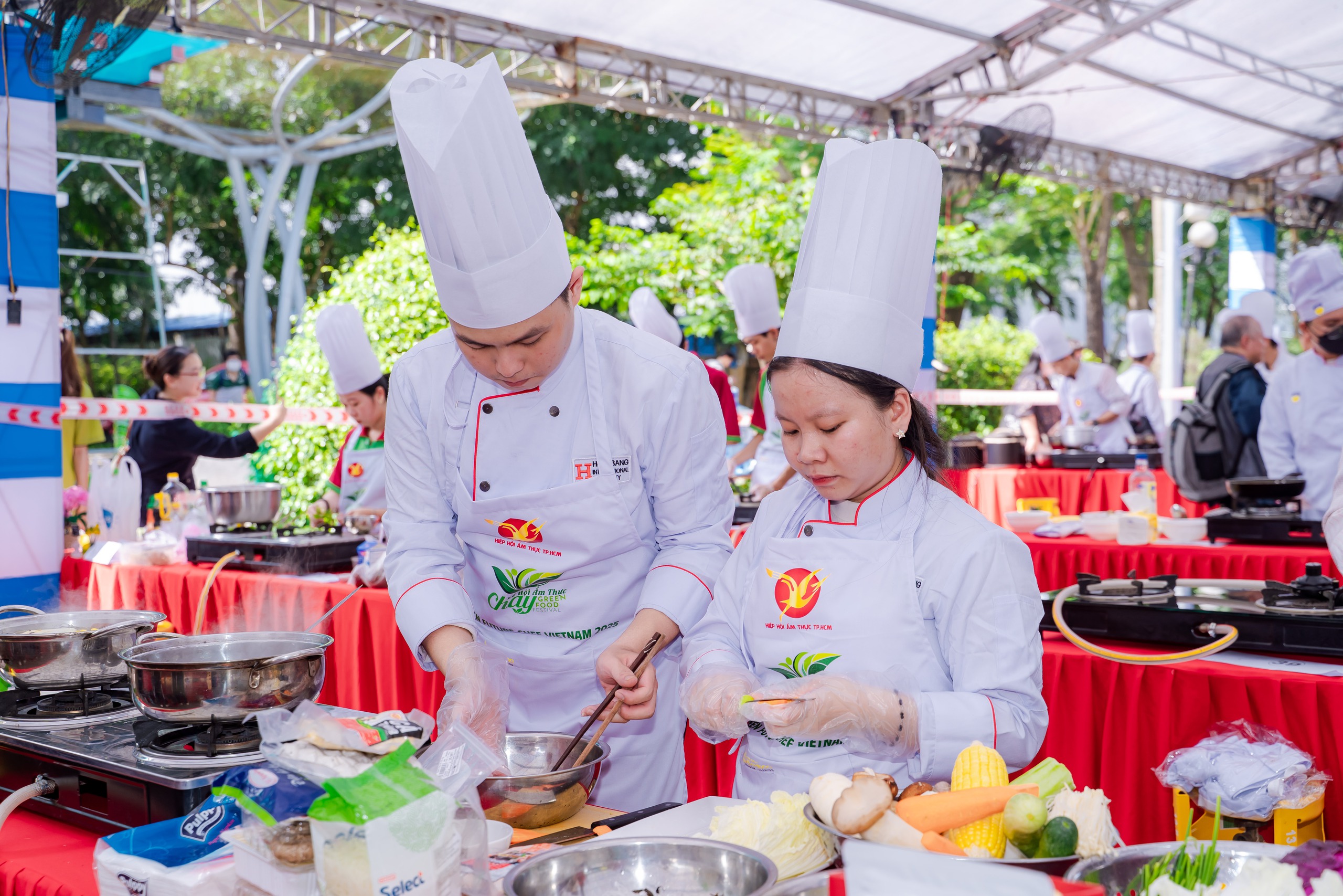 VIDEO: Lễ hội ẩm thực chay lớn nhất TP HCM trước giờ khai mạc có gì đặc sắc? - Ảnh 5.